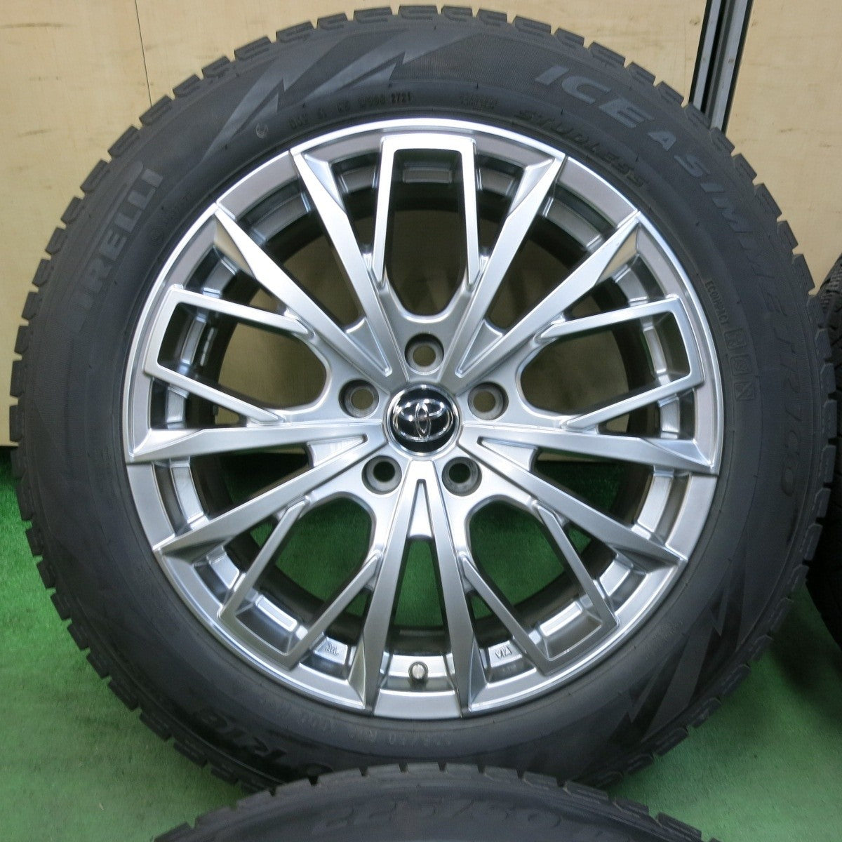 バリ溝！21年！キレイ！9.5分！付属品付★Lehrmeister L-F FIRST 225/60R18 スタッドレス ピレリ アイスアシンメトリコ レアマイスター L-Fファースト PCD114.3/5H★5022607SYス