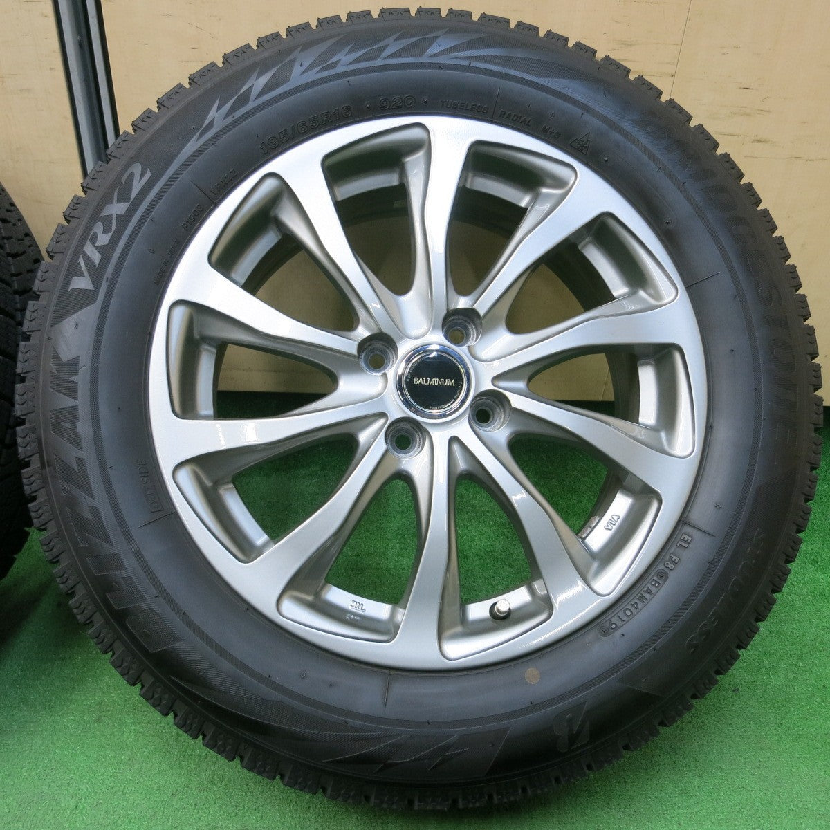 *送料無料* バリ溝！キレイ！9.5分★スタッドレス 195/65R16 ブリヂストン ブリザック VRX2 BALMINUM バルミナ 16インチ PCD100/4H★4040614イス