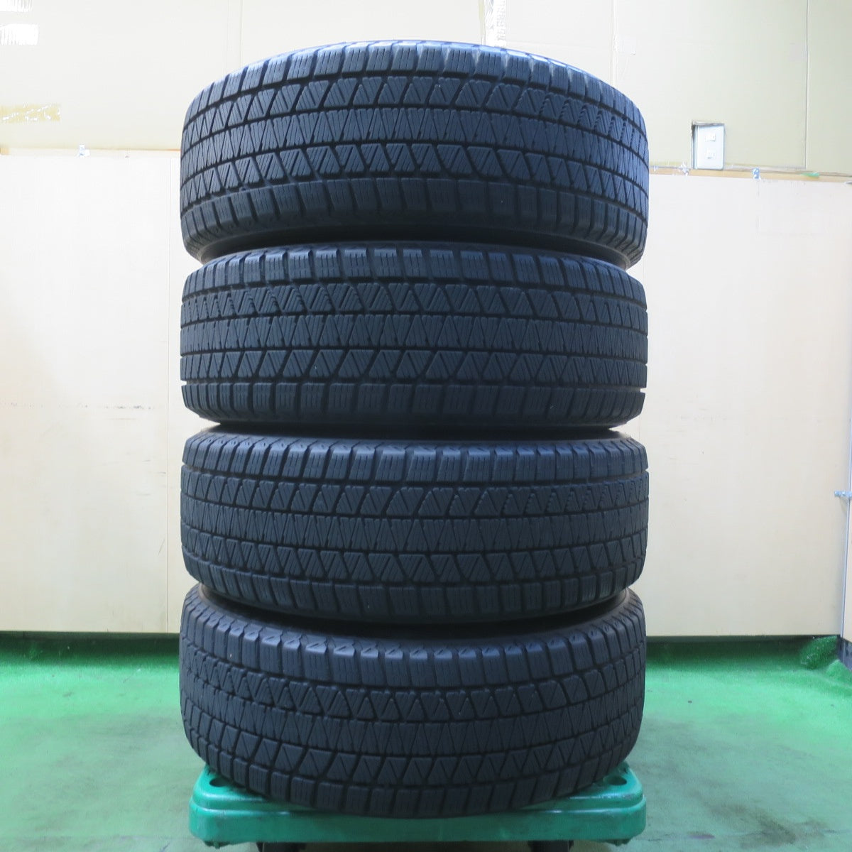 バリ溝！23年！キレイ！9分★スタッドレス 225/60R17 ブリヂストン ブリザック DM-V3 BALMINUM DS-M バルミナ 17インチ PCD114.3/5H★5122215イス