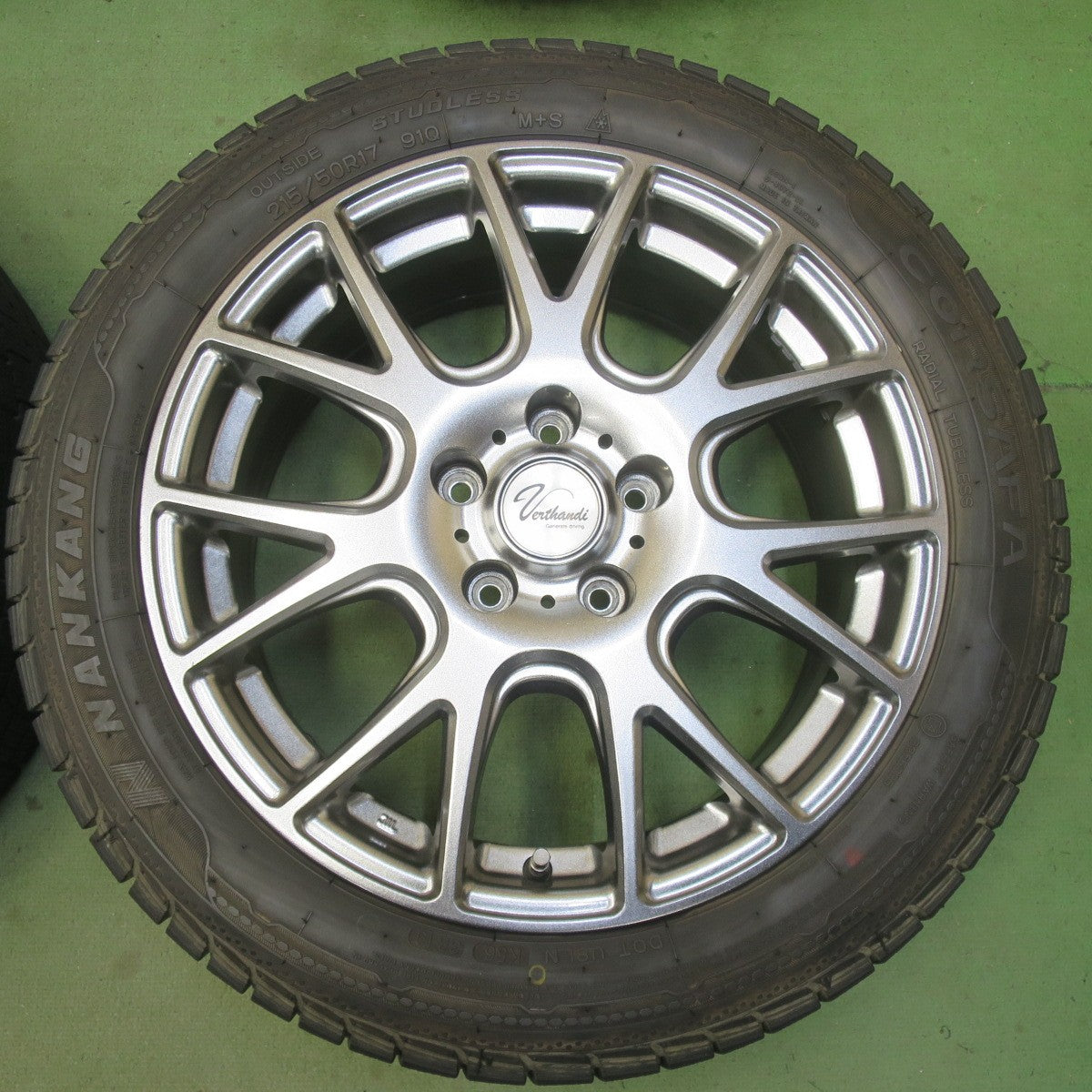 バリ溝！キレイ！9.5分◎スタッドレス 215/50R17 ナンカン CORSAFA Verthandi ヴェルザンディ 17インチ PCD114.3/5H◎6092909イス