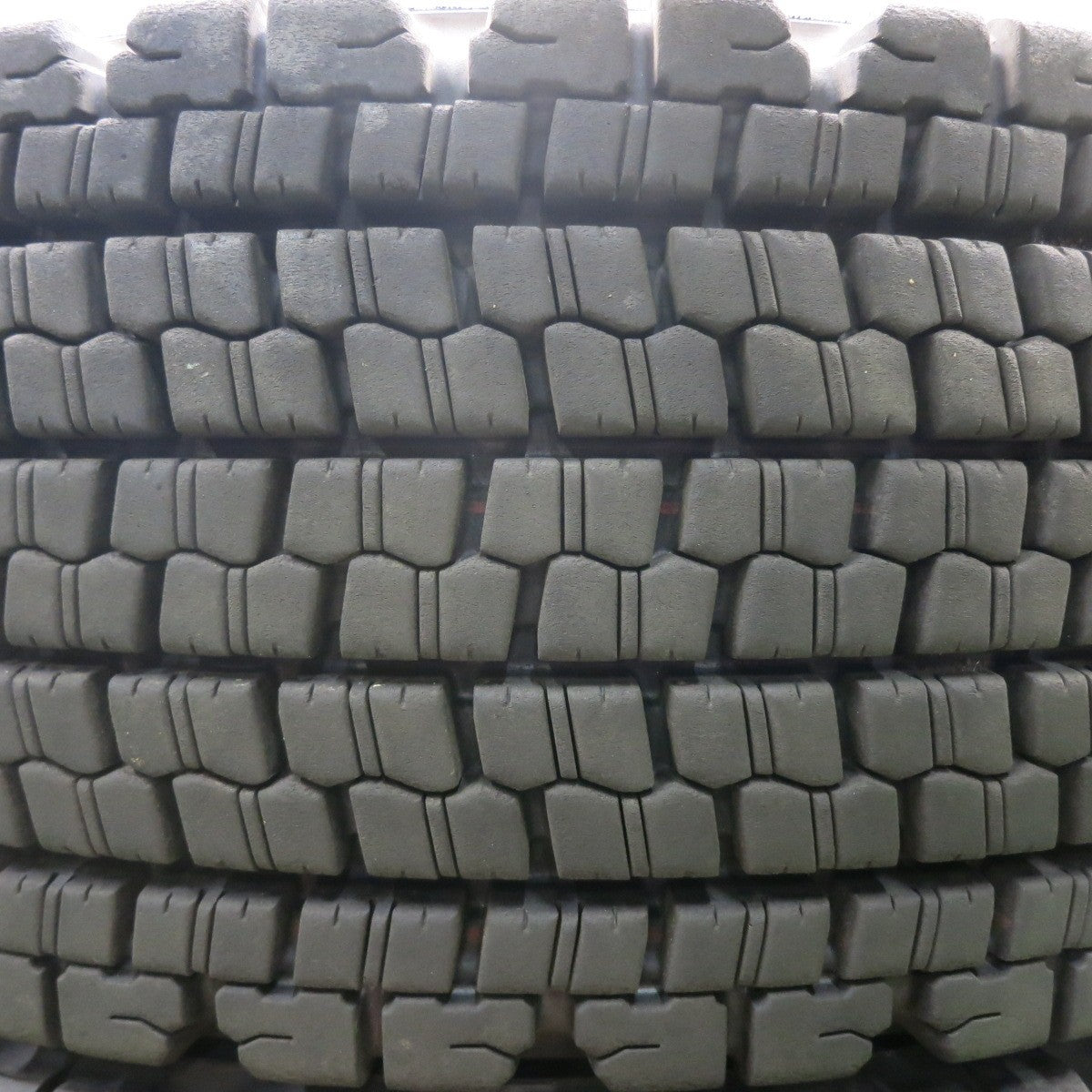 *送料無料* バリ溝！22年！8.5分★トラック タイヤ 245/70R19.5 136/134J スタッドレス ブリヂストン W900 19.5インチ★4071015HAスタ