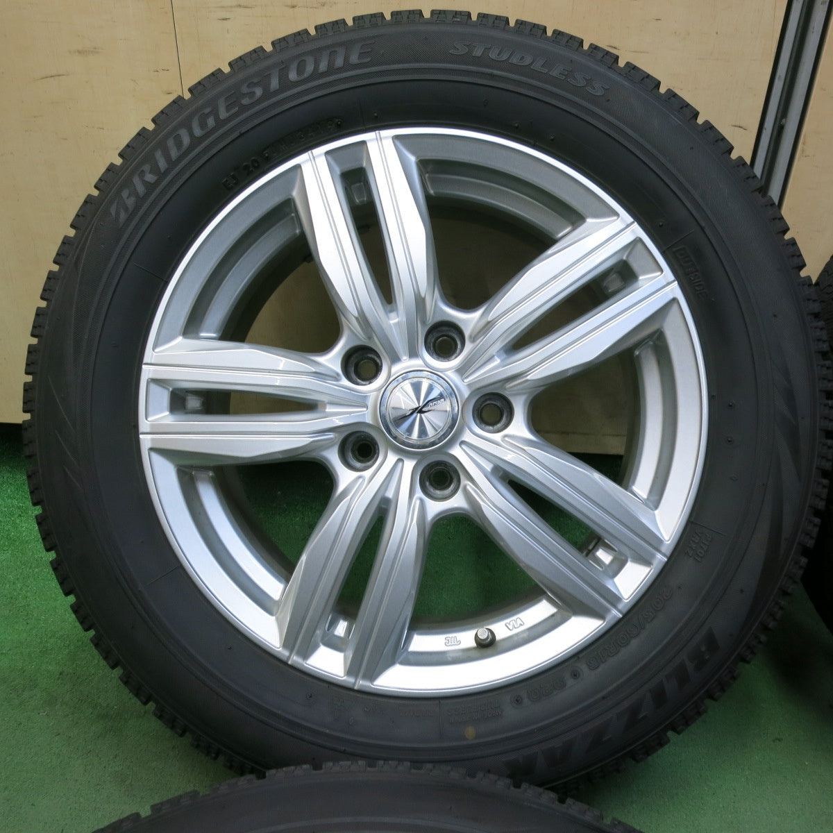 バリ溝！キレイ！9分☆スタッドレス 205/60R16 ブリヂストン