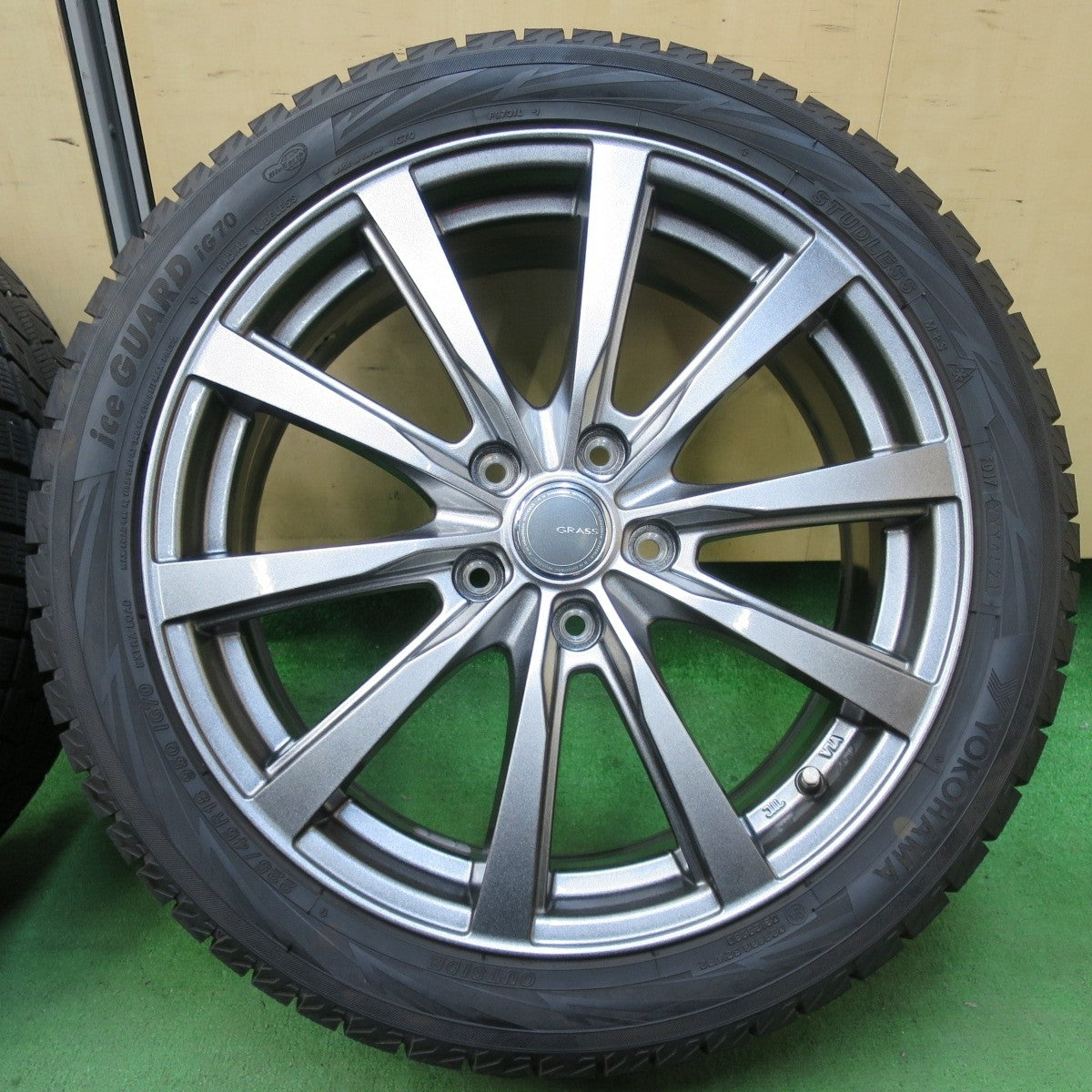 バリ溝！21年！キレイ！9.5分以上★スタッドレス 225/45R18 ヨコハマ アイスガード iG70 GRASS グラス 18インチ PCD114.3/5H★5011303イス