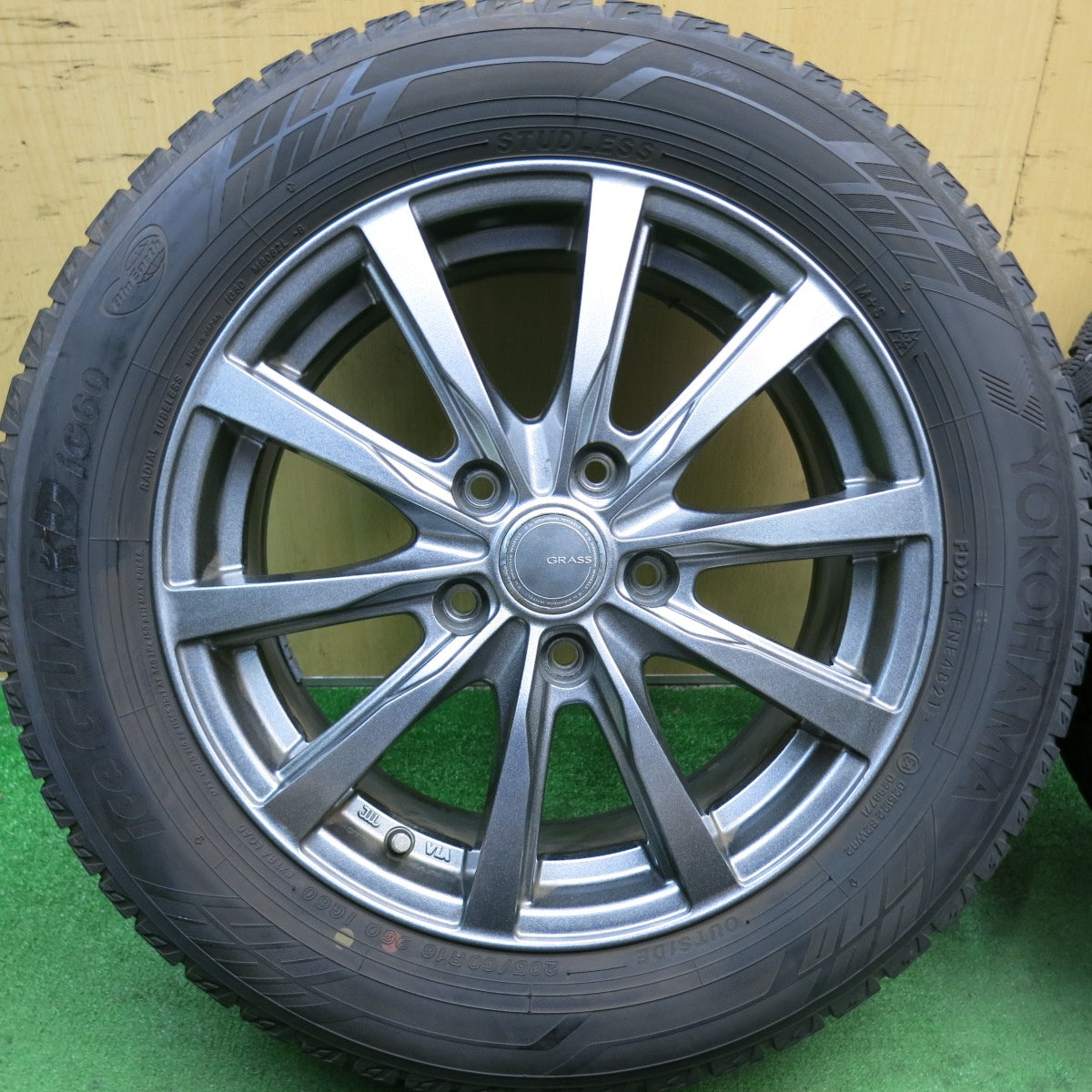 バリ溝！21年！キレイ！9.5分以上★スタッドレス 205/60R16 ヨコハマ アイスガード iG60 GRASS グラス 16インチ PCD114.3/5H★5081304AKス