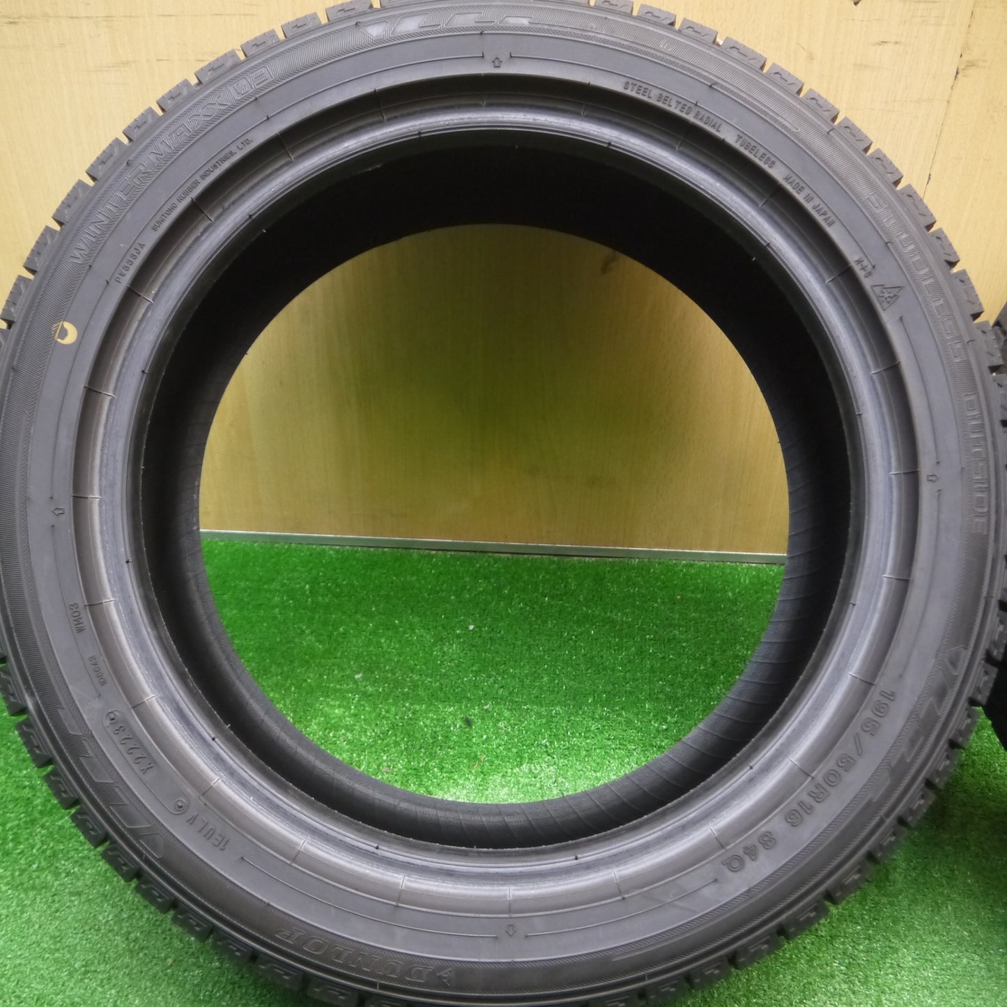 [送料無料] バリ溝！23年！9.5分★スタッドレス 195/50R16 ダンロップ ウインターマックス03 タイヤ 16インチ アクア ヴィッツ シエンタ スイフト等★4112004Hスタ