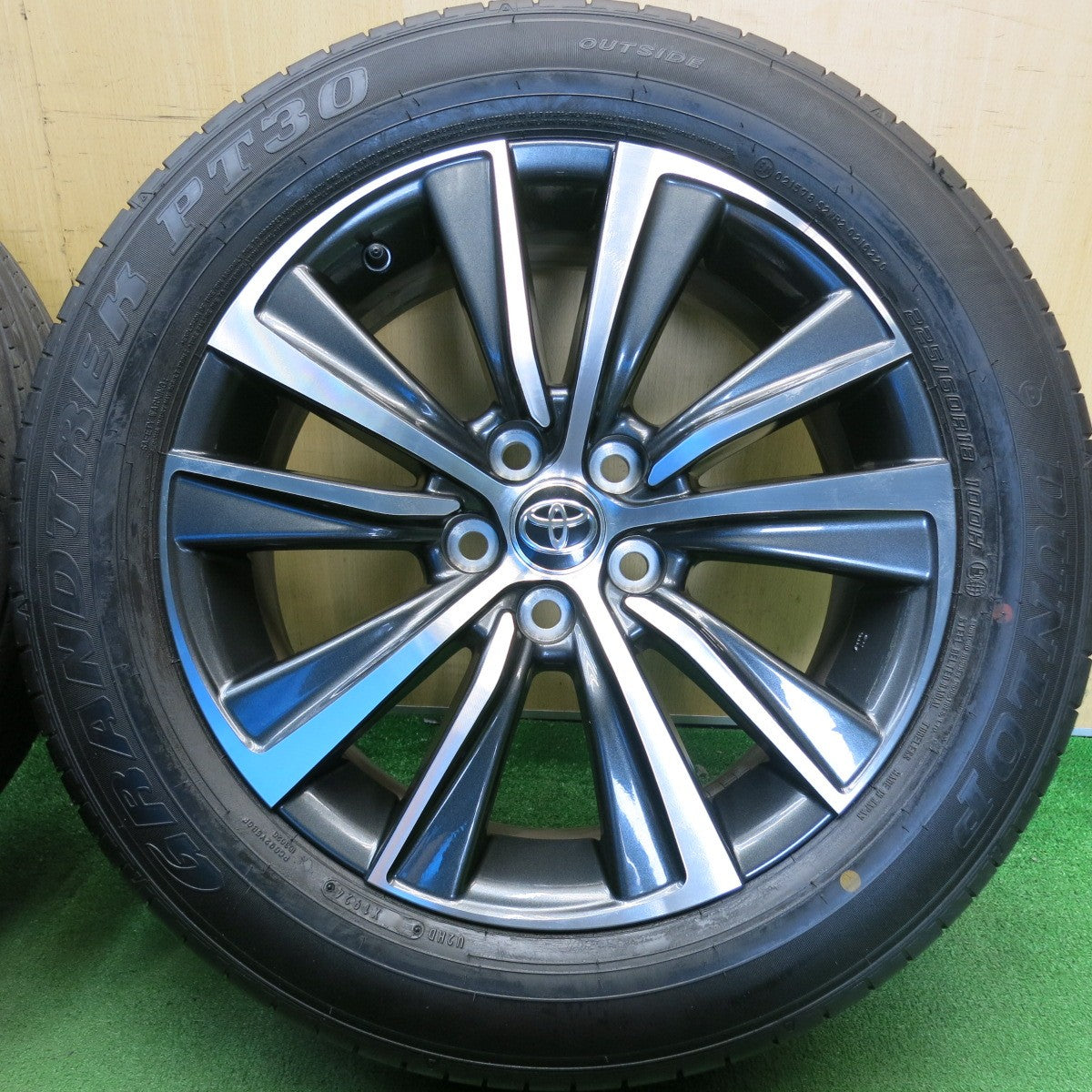 バリ溝！24年！キレイ！9分★トヨタ 80系 ハリアー Gグレード 純正 225/60R18 ダンロップ グラントレック PT30 18インチ PCD114.3/5H★6051409HAノ