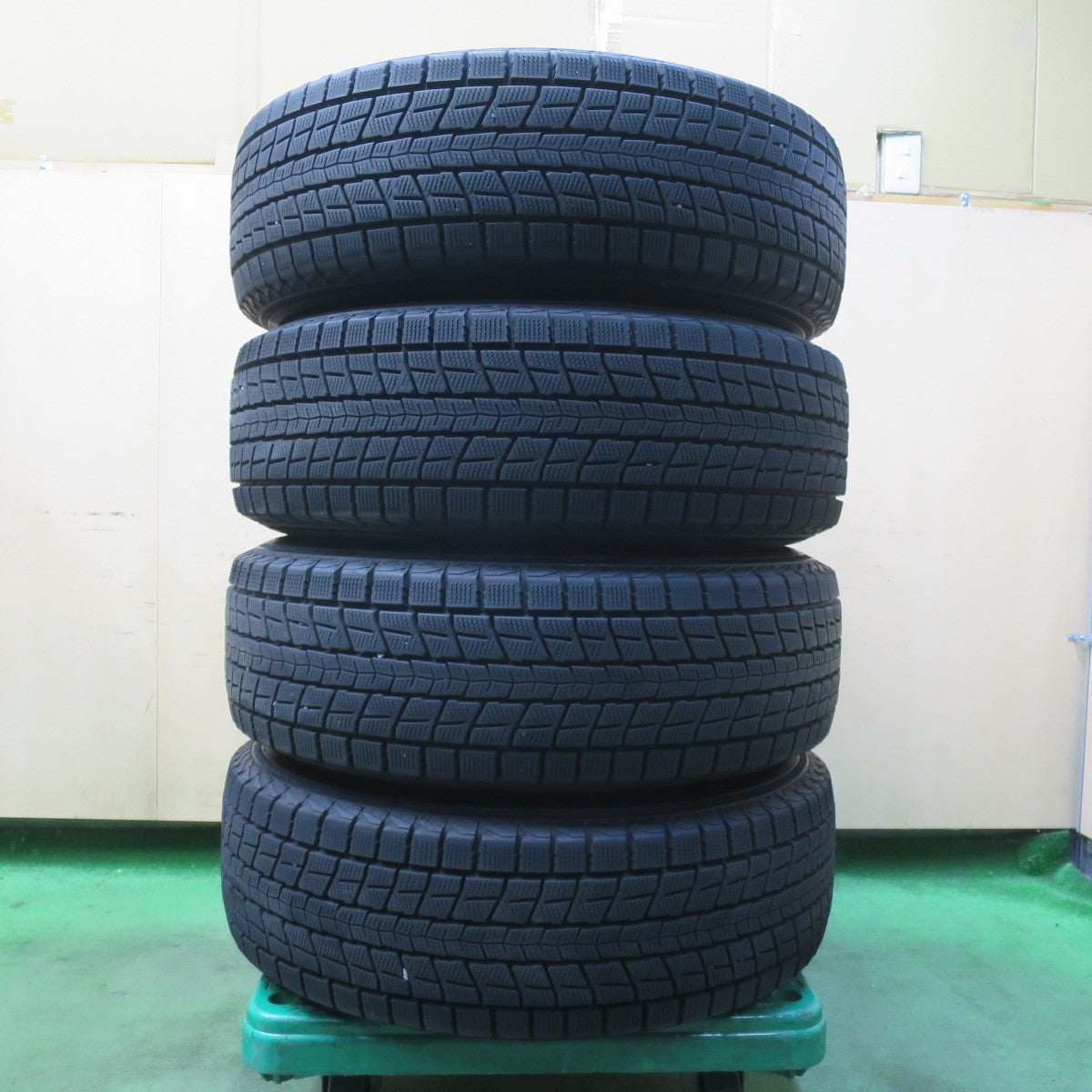 バリ溝！キレイ！9分★スタッドレス 225/65R17 ダンロップ ウインターマックス SJ8 SJ8+ Exceeder エクシーダー 17インチ PCD114.3/5H★5123102イス