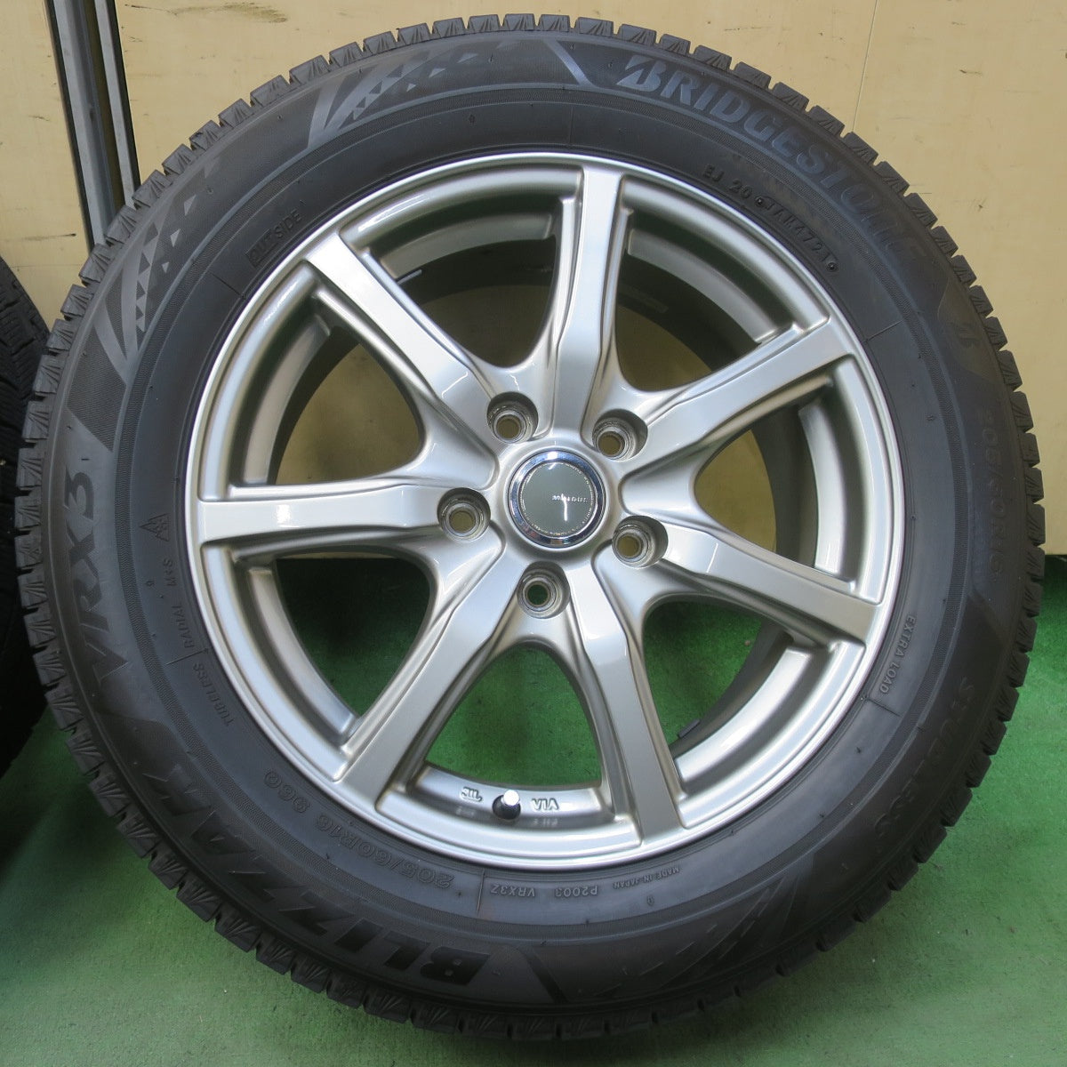 バリ溝！キレイ！9.5分◎スタッドレス 205/60R16 ブリヂストン ブリザック VRX3 MiLLOUS Ki ミルアス 16インチ PCD114.3/5H◎6072004イス
