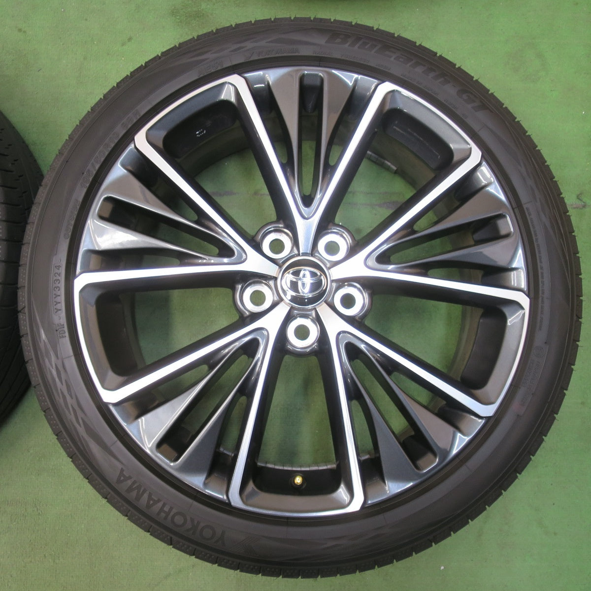 バリ溝！24年！キレイ！9.5分★トヨタ 60系 プリウス Zグレード 純正 195/50R19 ヨコハマ BluEarth-GT AE51 ブルーアース 19インチ PCD114.3/5H★5121307イノ