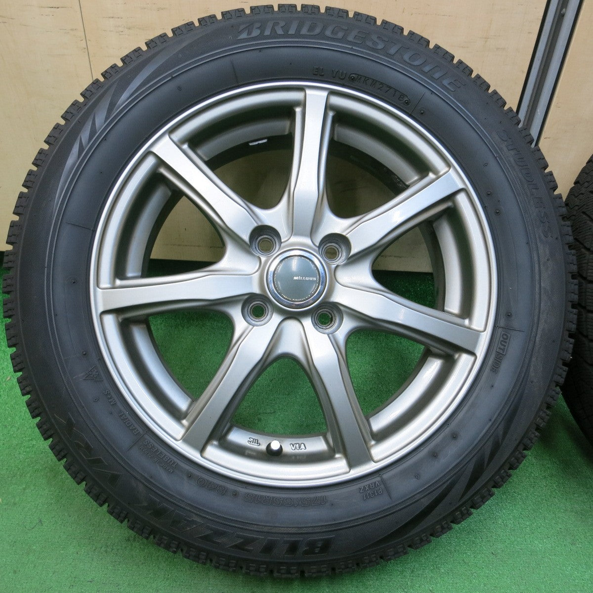*送料無料* バリ溝！キレイ！8.5分★スタッドレス 175/65R15 ブリヂストン ブリザック VRX MiLLOUS ミルアス 15インチ PCD100/4H★4041001イス