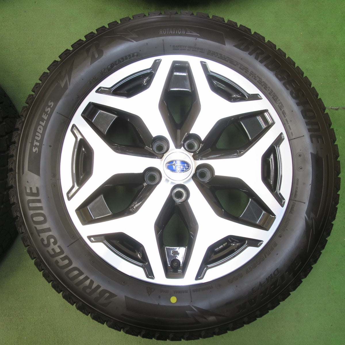 バリ溝！24年！キレイ！9.5分以上★スバル SK フォレスター 純正 225/60R17 スタッドレス ブリヂストン ブリザック DM-V3 17インチ PCD114.3/5H★5110706イス