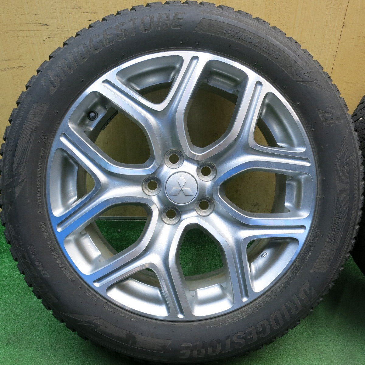 キレイ◎三菱 アウトランダー PHEV 純正 225/55R18 スタッドレス ブリヂストン ブリザック DM-V3 18インチ PCD114.3/5H◎6100302HAス