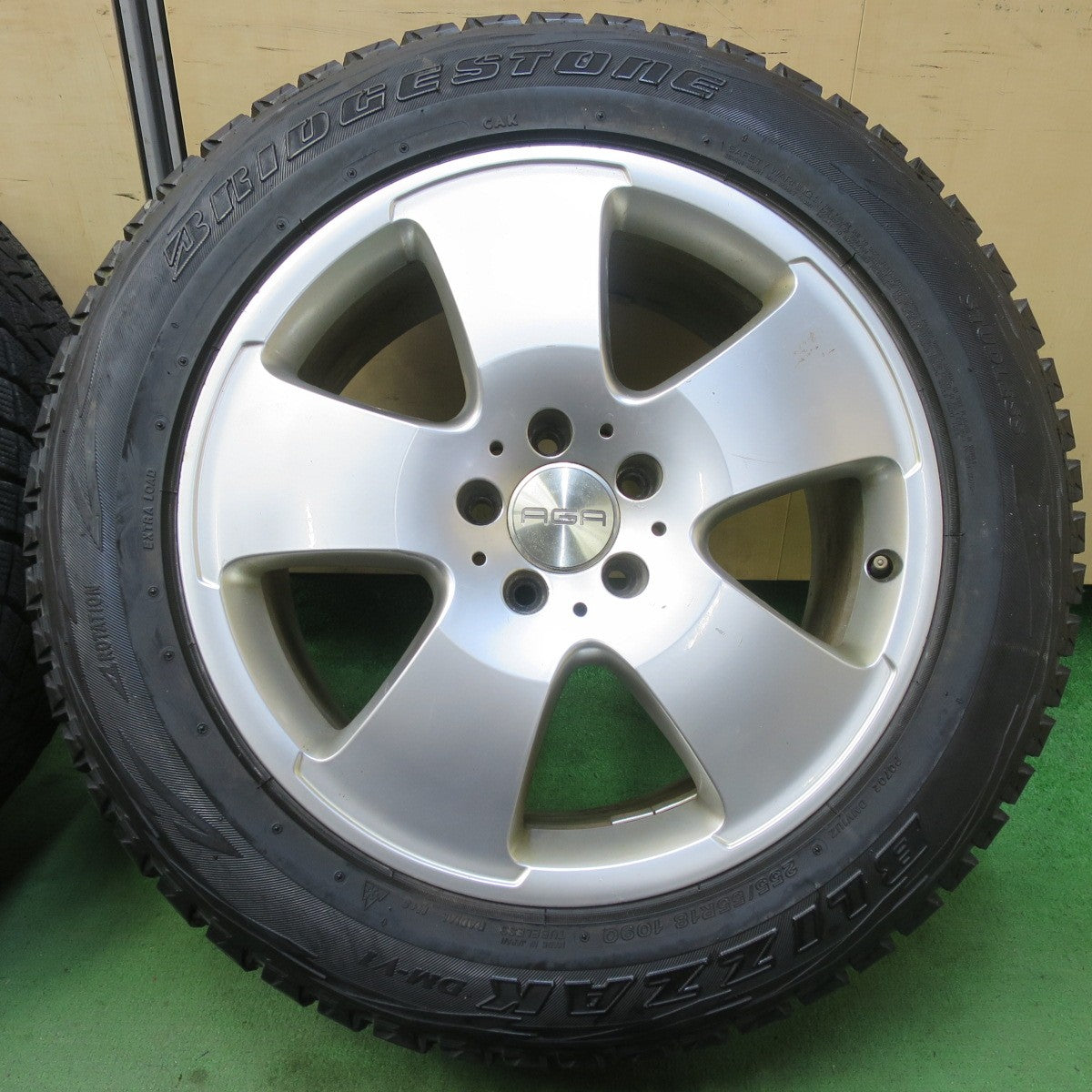 バリ溝！8.5分★ベンツ Sクラス W221 純正 255/55R18 スタッドレス ブリヂストン ブリザック DM-V1 AGA 18インチ PCD112/5H★5052707イス