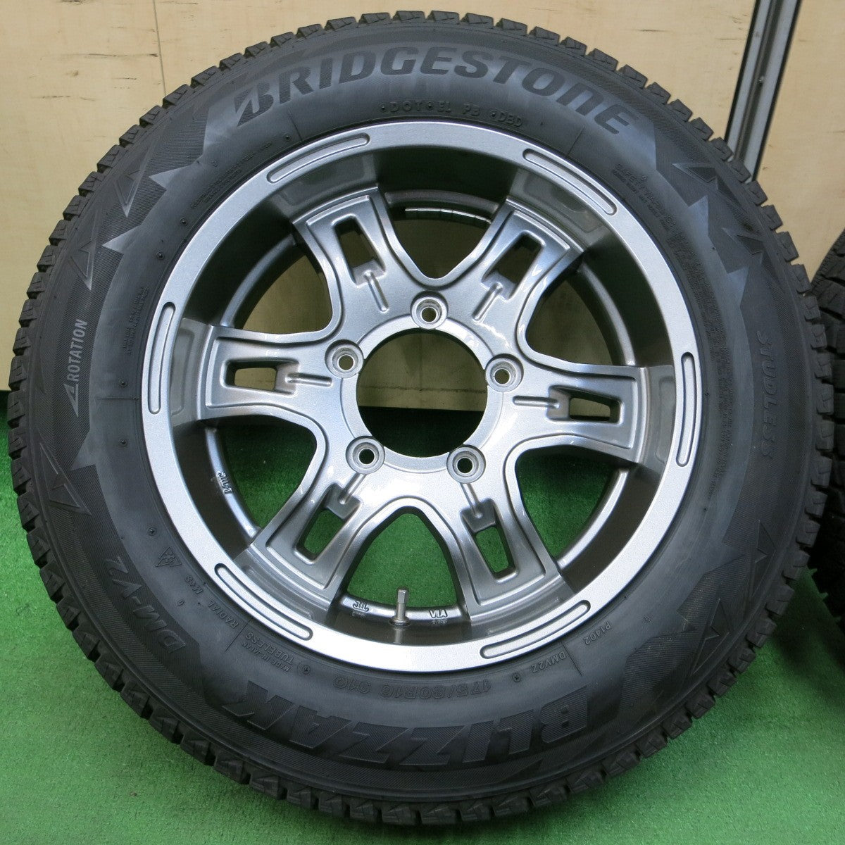 *送料無料* キレイ★ジムニー等 175/80R16 スタッドレス ブリヂストン ブリザック DM-V2 社外 アルミ 16インチ PCD139.7/5H★4051609イス