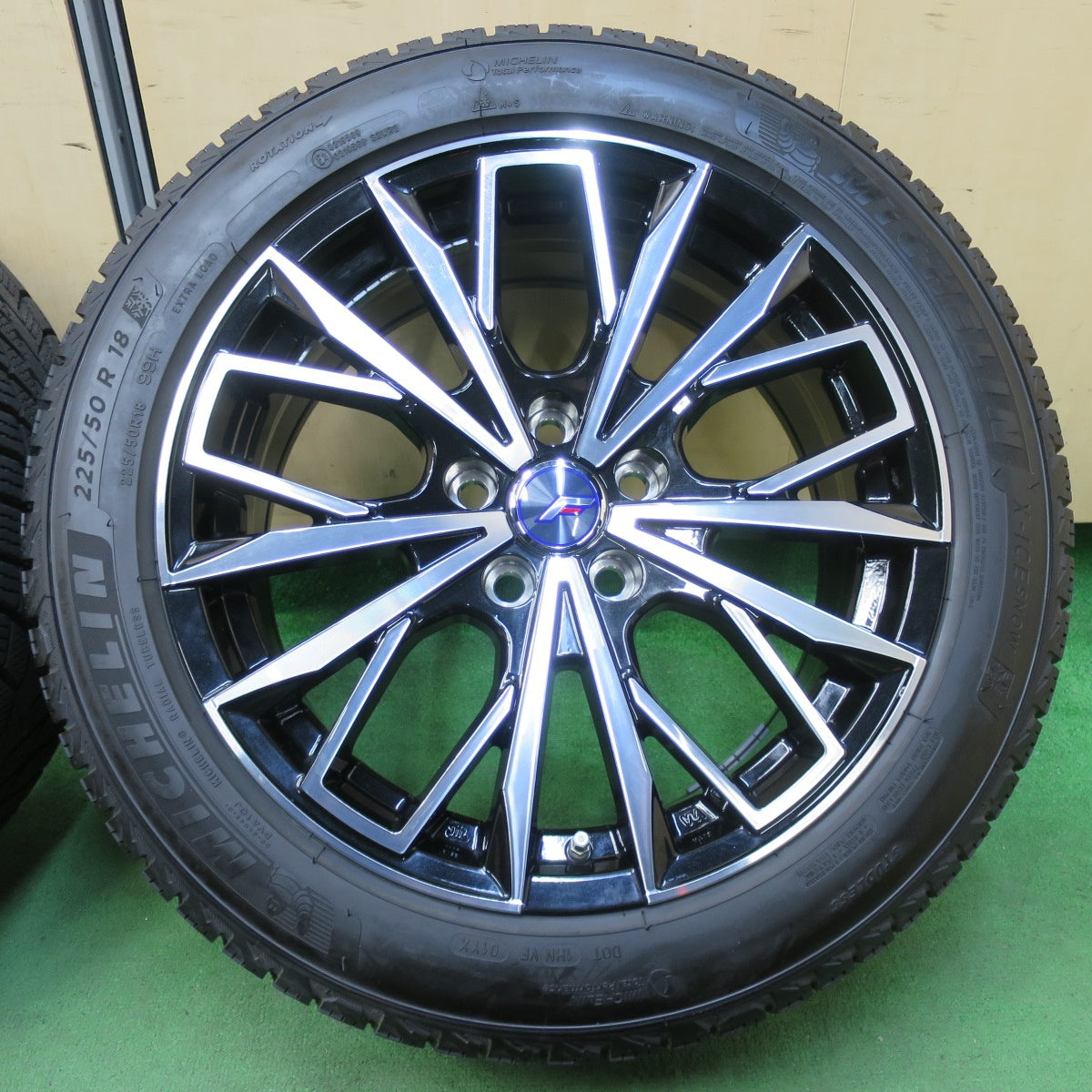 [送料無料] 超バリ溝！22年！キレイ！ほぼ10分★Lehrmeister L-F First 225/50R18 スタッドレス ミシュラン X-ICE SNOW 18インチ レアマイスター PCD114.3/5H★4120612イス