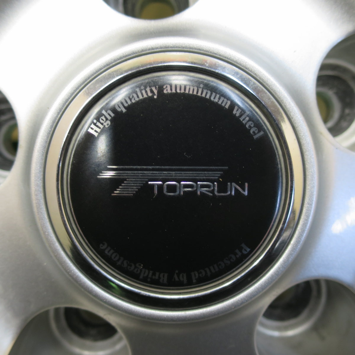 [送料無料] バリ溝！キレイ！8.5分★スタッドレス 225/60R17 ブリヂストン ブリザック DM-V2 TOPRUN トップラン 17インチ PCD114.3/5H★4103010イス