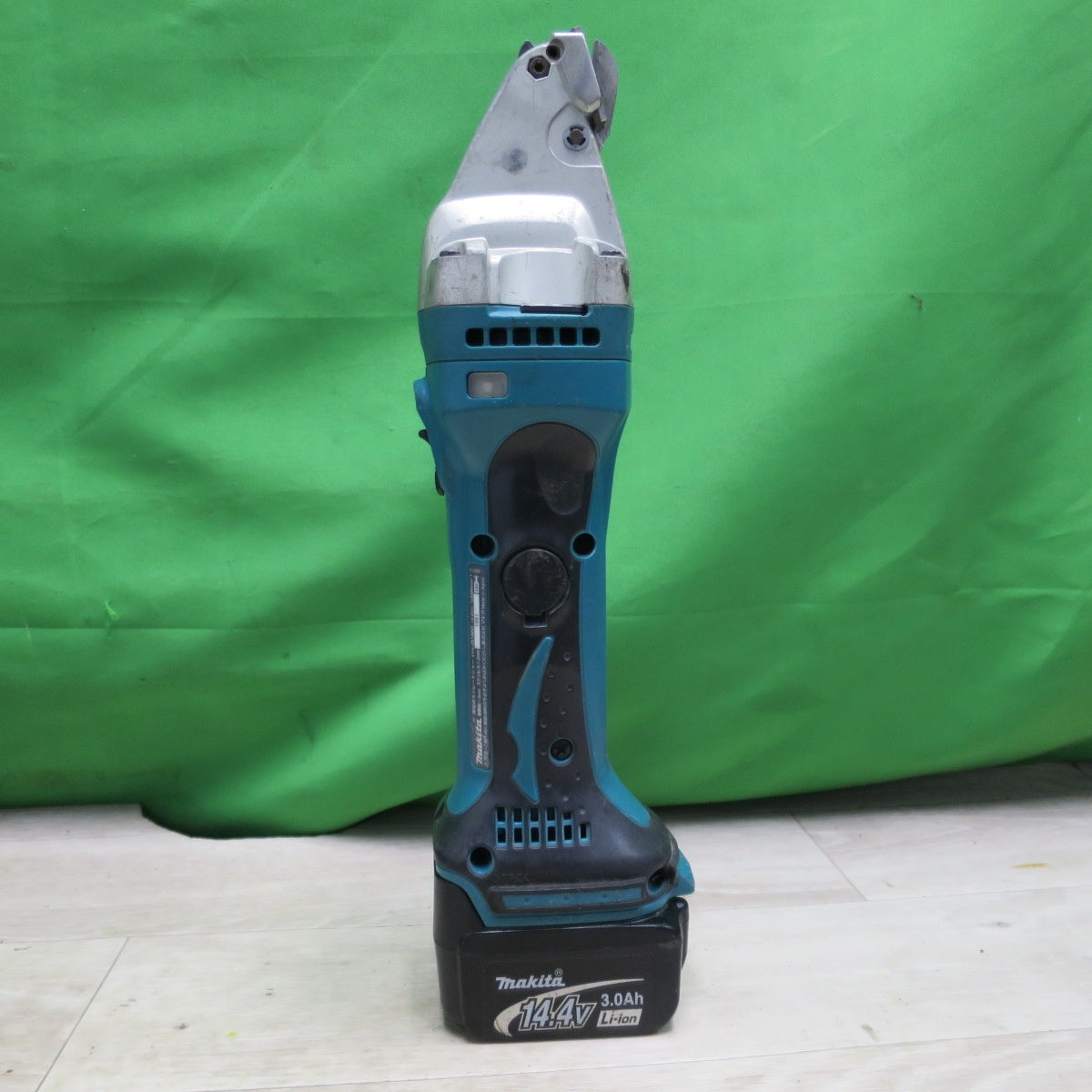 [送料無料] バッテリー2個☆マキタ 充電式 ストレートシャー 1.6mm 14.4V JS160DRF 充電器 ケース付き 切断機 電動 工具☆