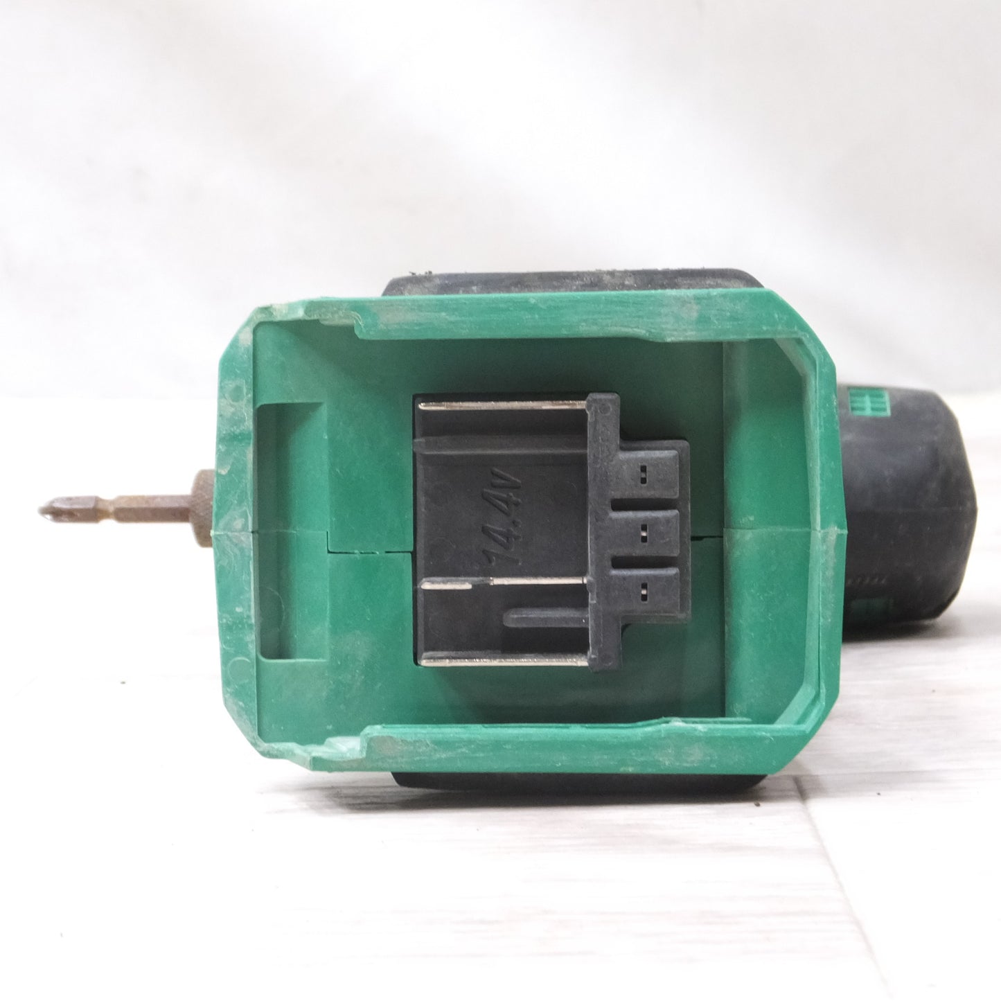 [送料無料] ◆マキタ 充電式 インパクト ドライバ 14.4V M695D バッテリー 充電器 付き 電動 工具◆