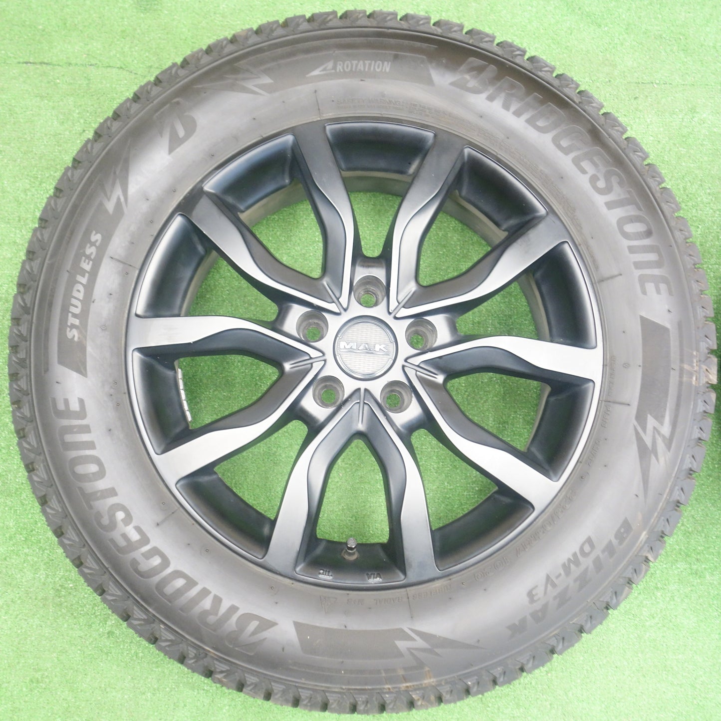 バリ溝！24年！9.5分★MAK KOLN 225/65R17 スタッドレス ブリヂストン ブリザック DM-V3 ケルン 17インチ PCD114.3/5H★6020202KTス