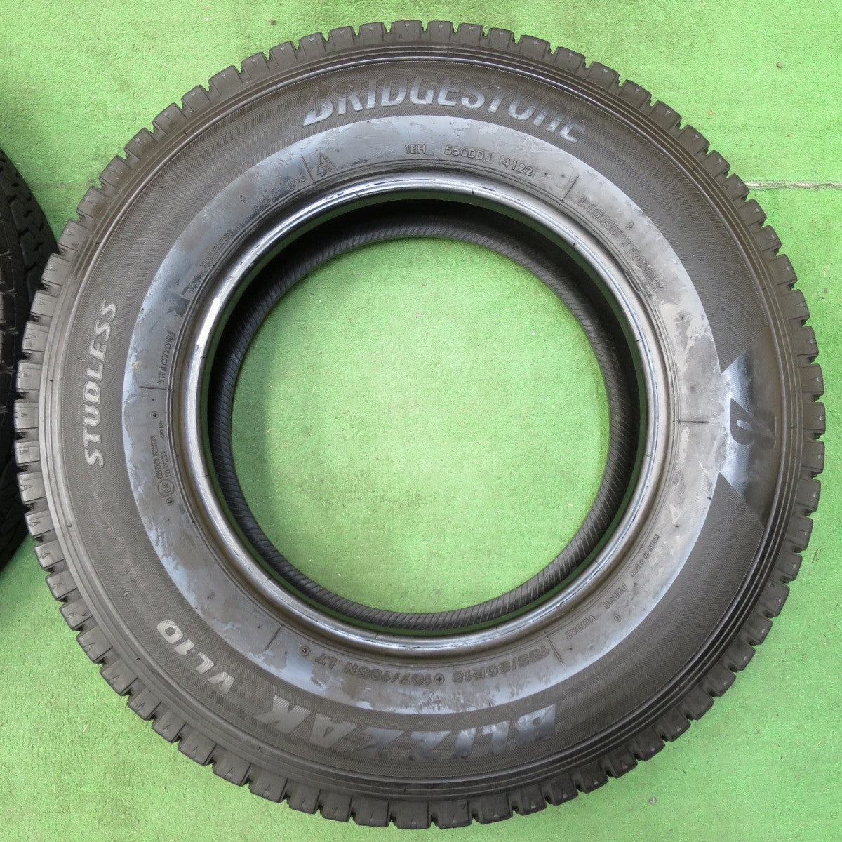 [送料無料] バリ溝！22年！9.5分★スタッドレス 195/80R15 107/105N ブリヂストン ブリザック VL10 タイヤ 15インチ ハイエース キャラバン 等★4111807イスタ