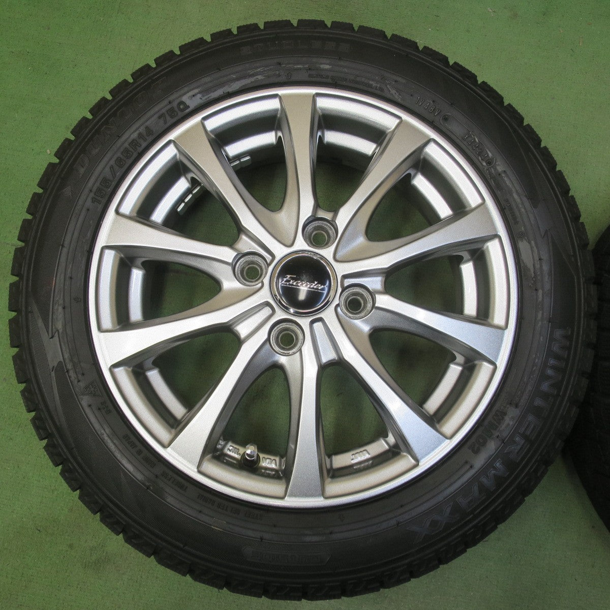 バリ溝！24年！キレイ！9.5分以上◎スタッドレス 155/65R14 ダンロップ ウインターマックス WM02 Exceeder エクシーダー 14インチ PCD100/4H◎6091910イス
