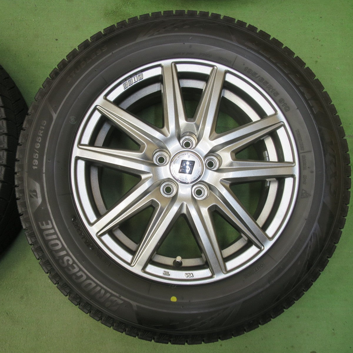 バリ溝！23年！キレイ！9.5分以上★プリウス 等 195/65R15 スタッドレス ブリヂストン ブリザック VRX3 SEIN SS ザイン 15インチ PCD100/5H★6033107イス