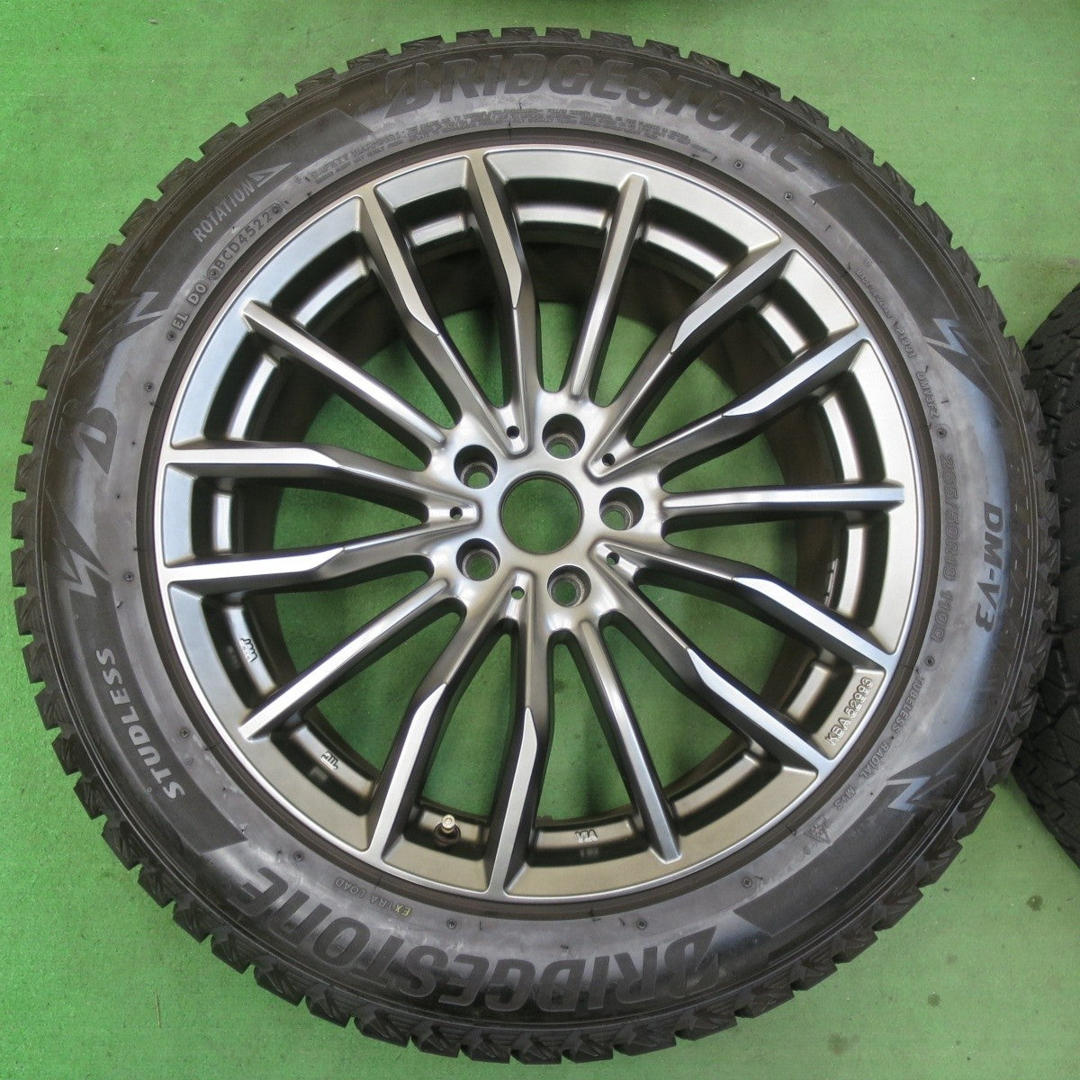 バリ溝！22年！キレイ！9.5分★BMW 等 MAK RAPP 265/50R19 スタッドレス ブリヂストン ブリザック DM-V3 19インチ ラップ PCD112/5H★5012401イス