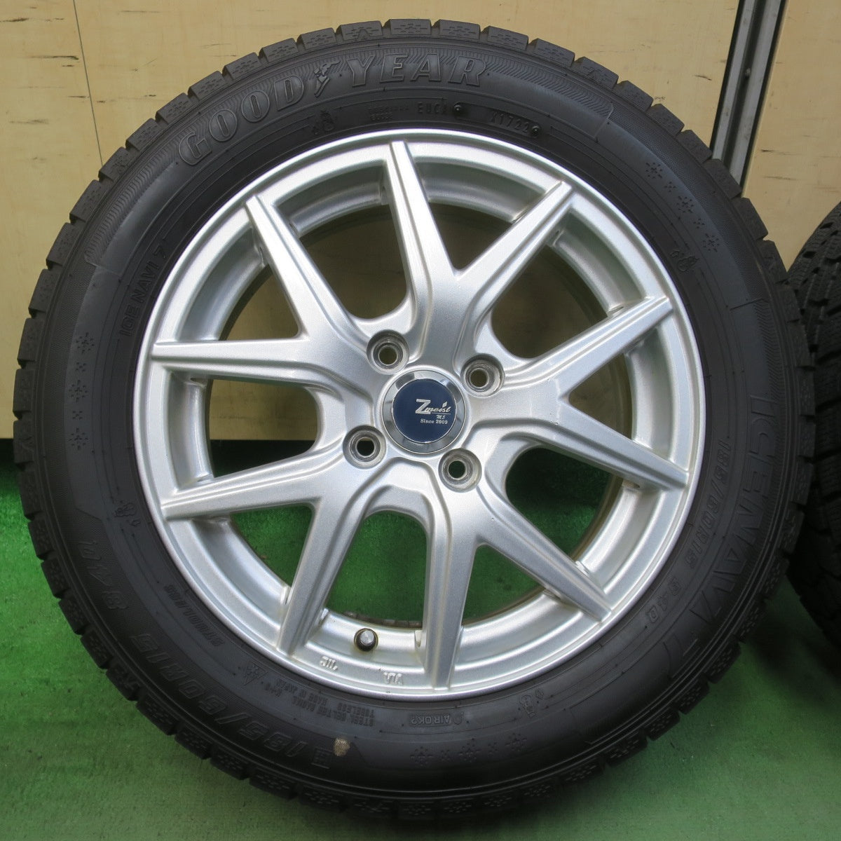 バリ溝！22年！キレイ！9.5分★スタッドレス 185/60R15 グッドイヤー アイスナビ7 Zmeist M5 15インチ PCD100/4H★5111406イス