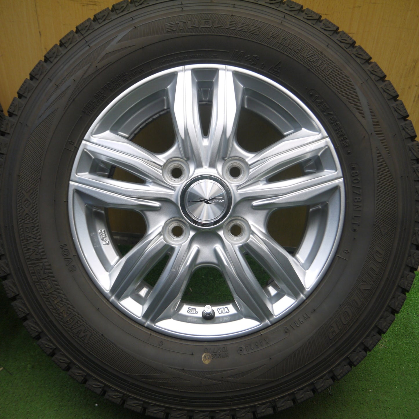 *送料無料* バリ溝！23年！キレイ！9.5分以上★スタッドレス 145/80R12 80/78N ダンロップ ウインターマックス SV01 JOKER ジョーカー PCD100/4H★4041504Hス
