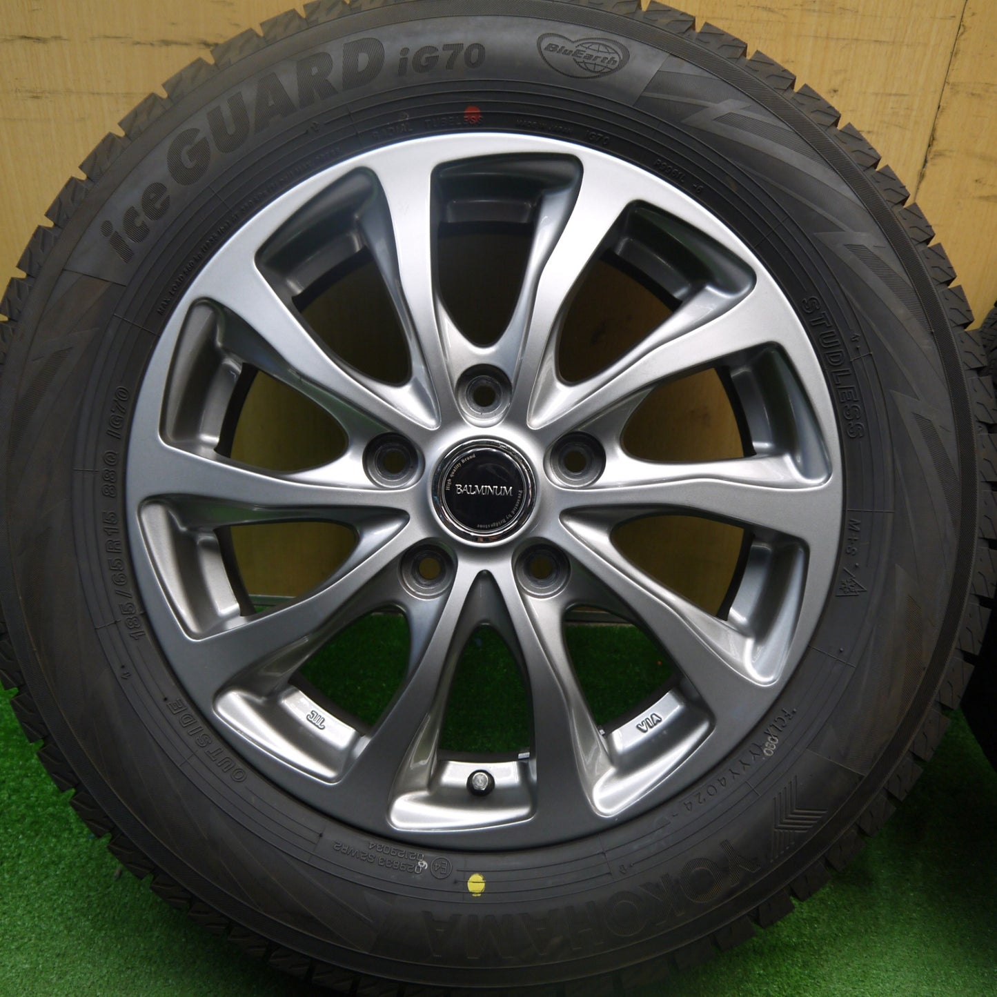 [送料無料] バリ溝！24年！キレイ！ほぼ10分★スタッドレス 185/65R15 ヨコハマ アイスガード iG70 BALMINUM バルミナ 15インチ PCD114.3/5H★5032409Hス