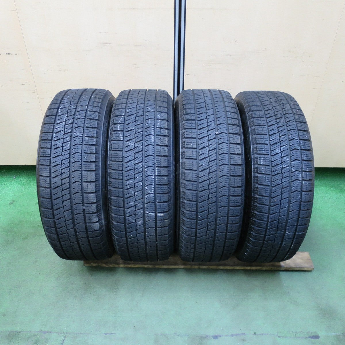 バリ溝！22年！キレイ！9.5分★スタッドレス 205/60R16 ブリヂストン ブリザック VRX2 TOPRUN トップラン 16インチ PCD114.3/5H★5111205TTス