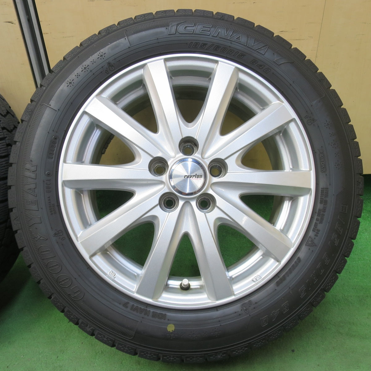 バリ溝！キレイ！9分★シエンタ 等 185/60R15 スタッドレス グッドイヤー アイスナビ7 ravrion RS01 ラブリオン 15インチ PCD100/5H★5050511イス