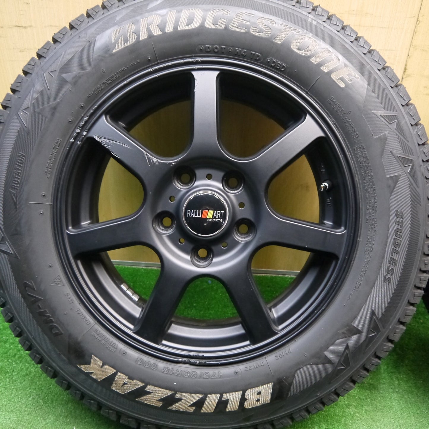 [送料無料] バリ溝！9.5分★スタッドレス 175/80R15 ブリヂストン ブリザック DM-V2 RALLI ART SPORTS ラリーアート 15インチ パジェロミニ 等 PCD114.3/5H★5031809Hス