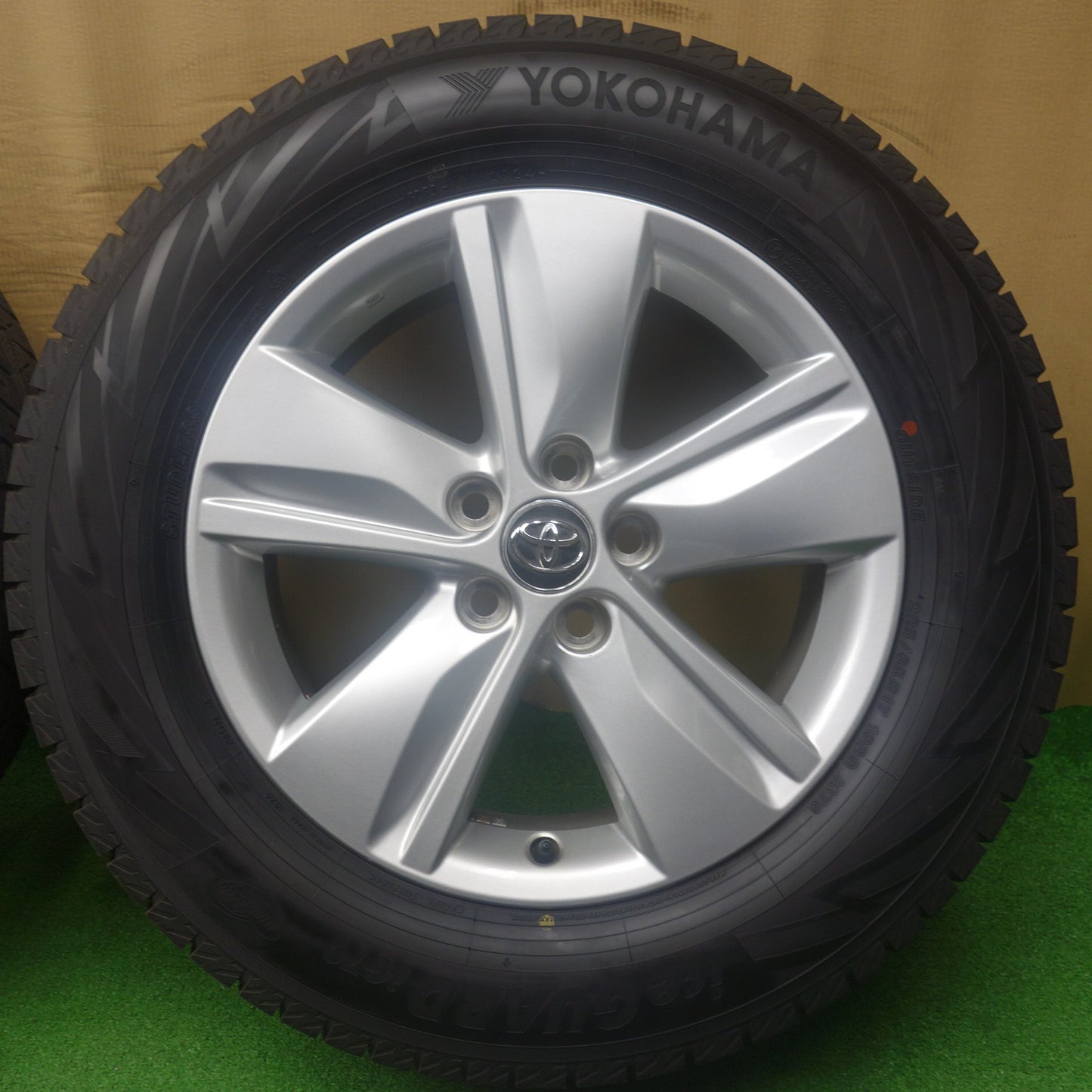 バリ溝！24年！キレイ！9.5分以上★トヨタ 60系 ハリアー 純正 225/65R17 スタッドレス ヨコハマ アイスガード iG70 17インチ PCD114.3/5H★6052801KTス
