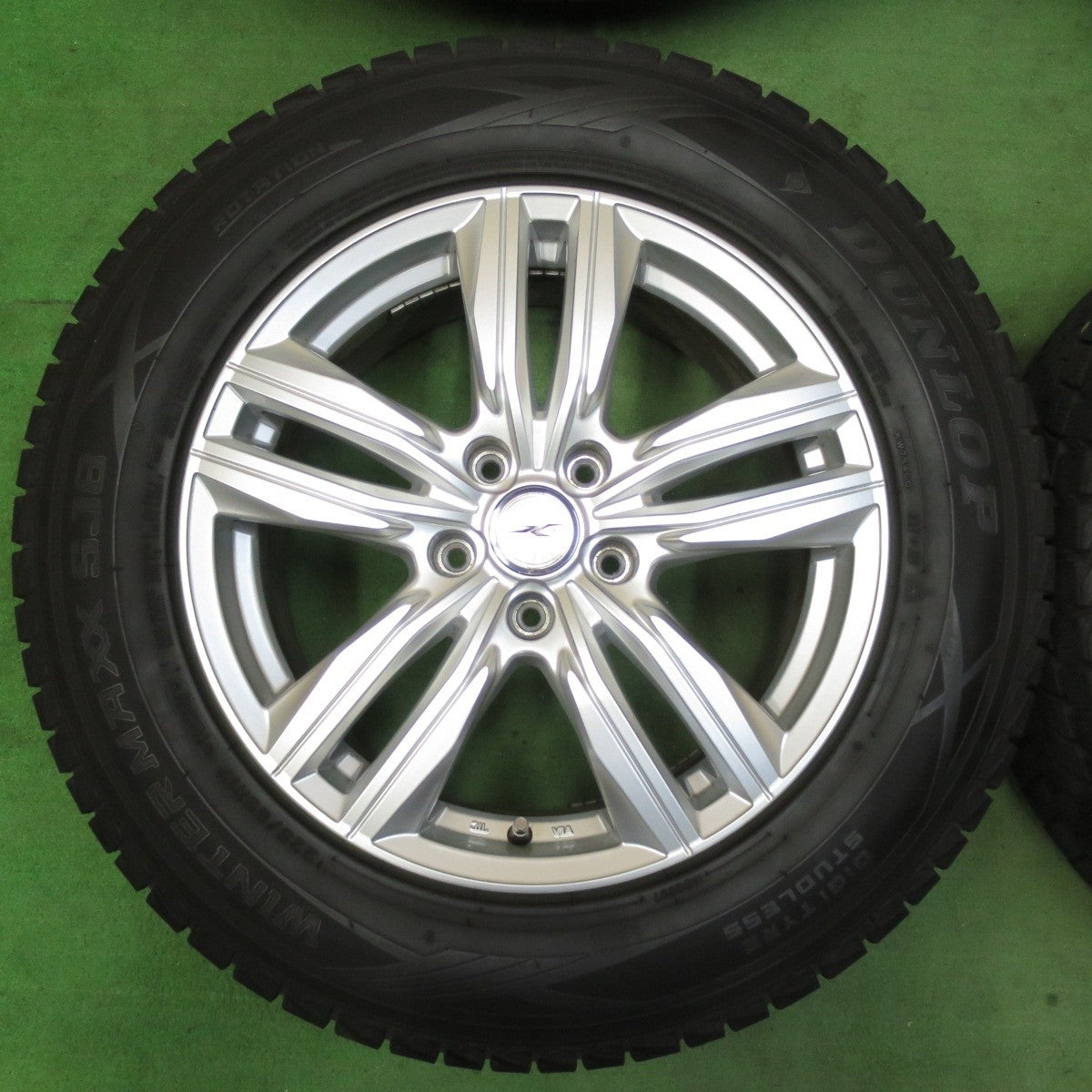 バリ溝！キレイ！9分★スタッドレス 225/65R17 ダンロップ ウインターマックス SJ8 JOKER ジョーカー 17インチ PCD114.3/5H★5022611イス