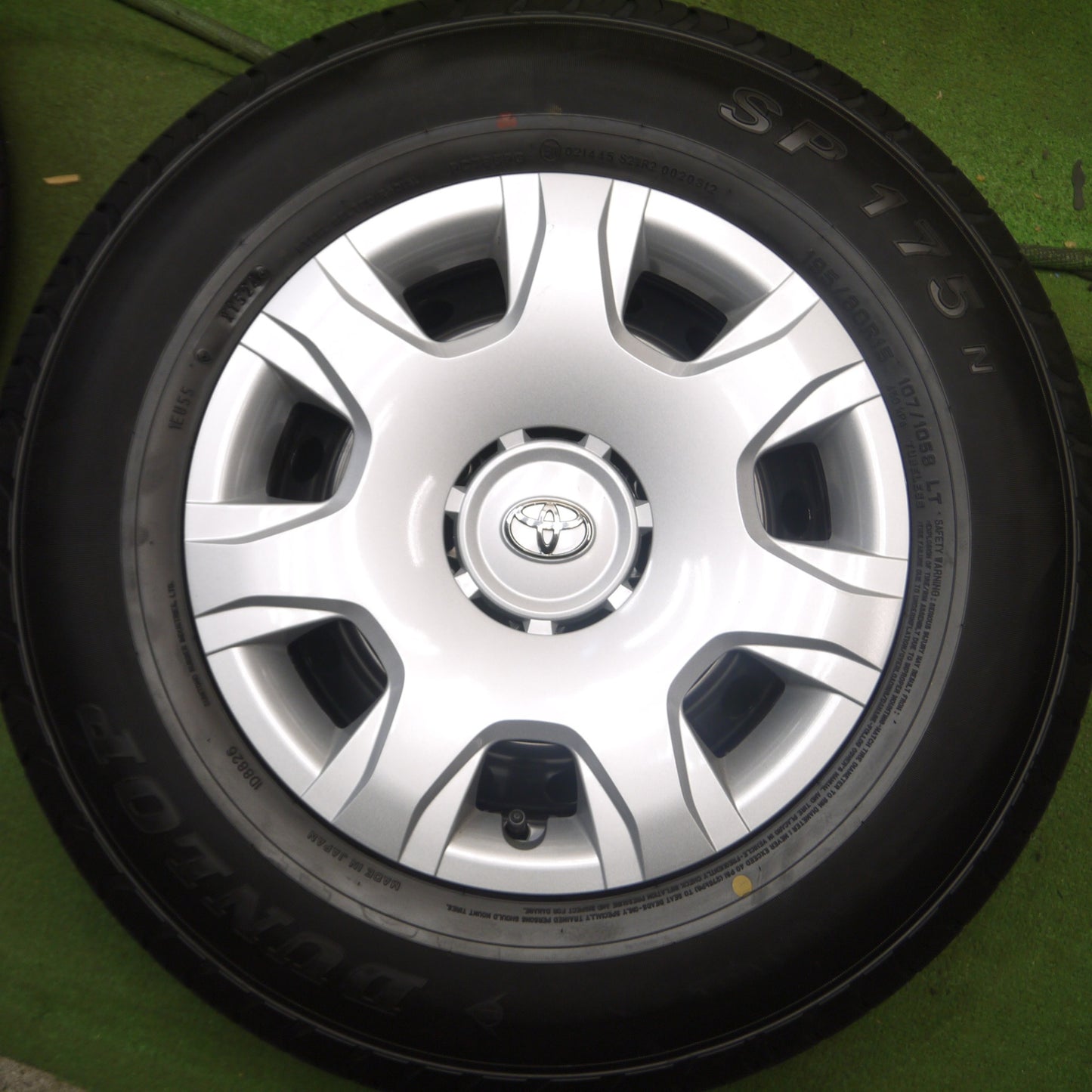 *送料無料* 新車外し！24年★トヨタ 200系 ハイエース 純正 スチール 195/80R15 107/105S ダンロップ SP175N PCD139.7/6H★4061408Hノ