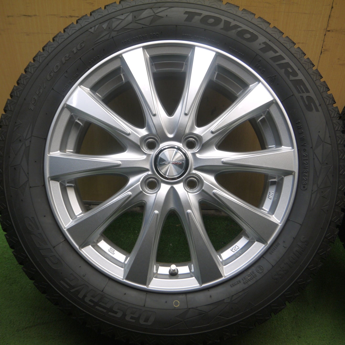 *送料無料* 超バリ溝！23年！キレイ！ほぼ10分★スタッドレス 195/60R16 トーヨー オブザーブ GIZ2 JOKER ジョーカー 16インチ PCD100/4H★4052804Hス