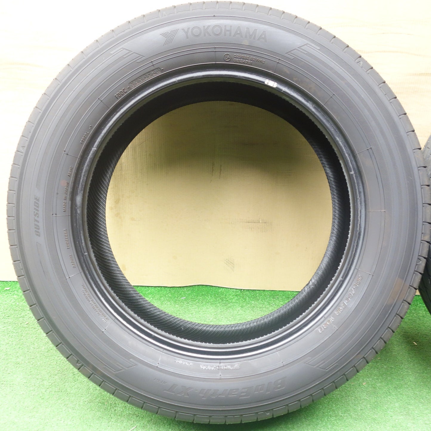 バリ溝！24年！9分★235/60R18 ヨコハマ BluEarth-XT AE61 ブルーアース 18インチ タイヤ レクサス NX ボルボ XC60 等★6013105KTノタ