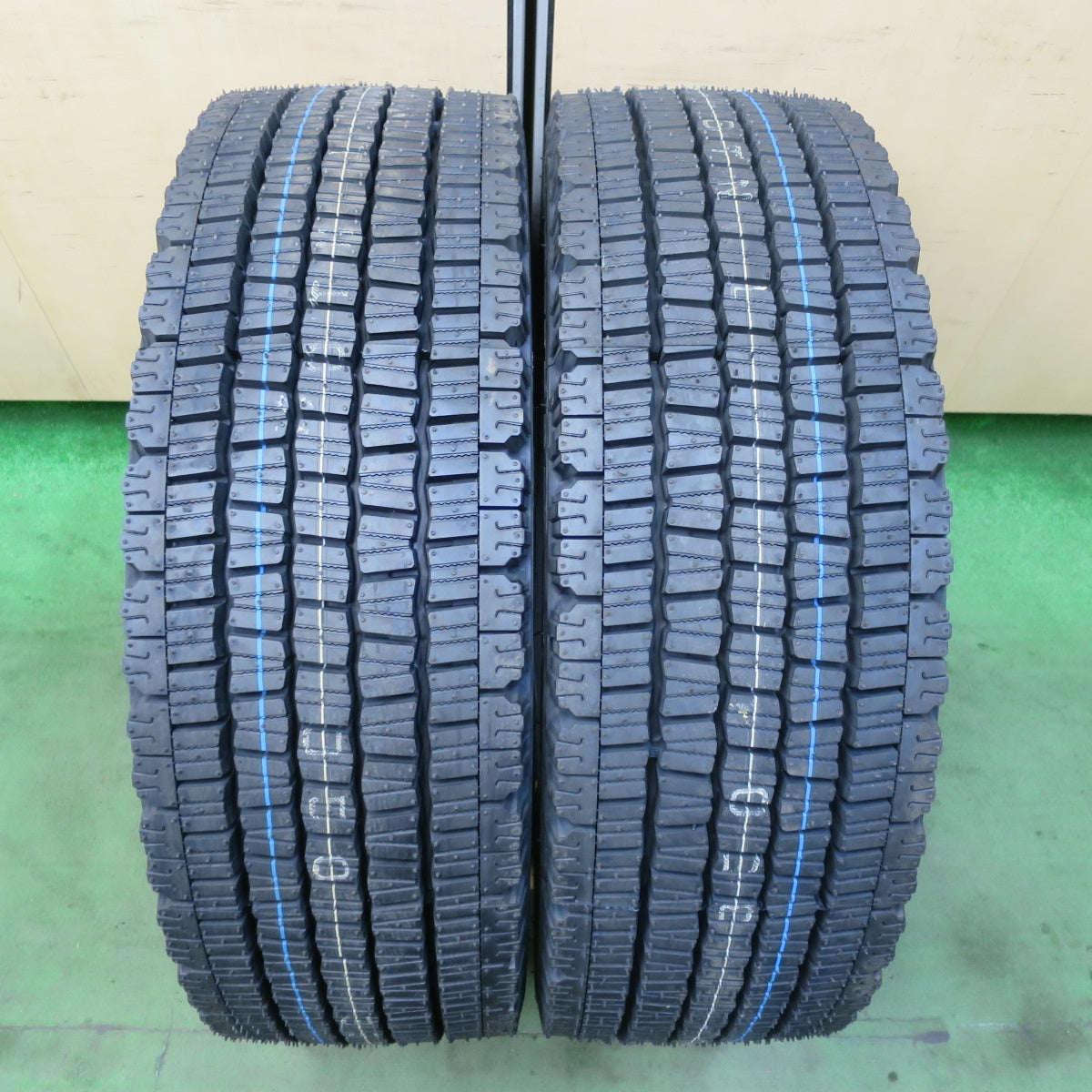 未使用！25年！2本★トラック タイヤ 245/70R19.5 136/134J スタッドレス ダンロップ デクテス SP081 DECTES 19.5インチ★5111602イスタ