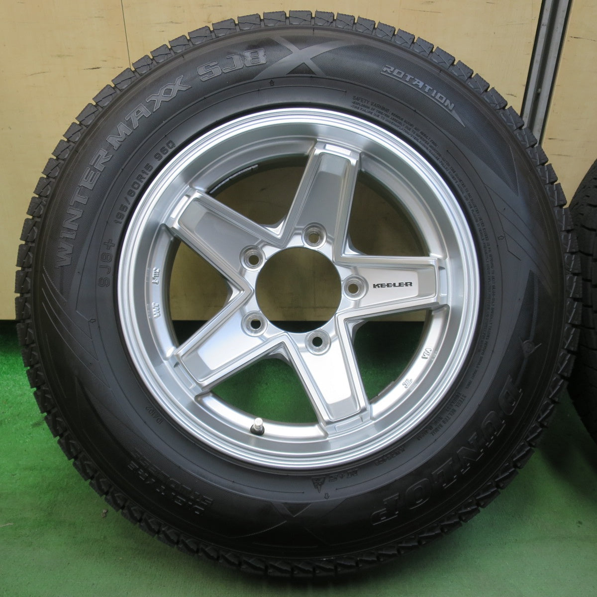 バリ溝！24年！キレイ！9.5分以上★KEELER 195/80R15 スタッドレス ダンロップ ウインターマックス SJ8 + キーラー 15インチ PCD139.7/5H★5112402イス