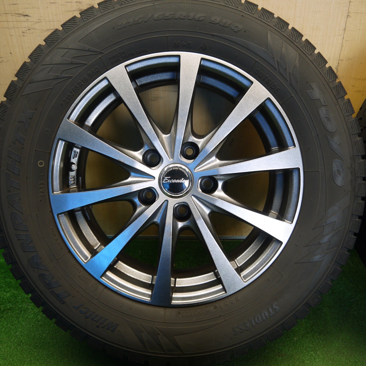 バリ溝！23年！キレイ！9.5分★スタッドレス 215/65R16 トーヨー ウインター トランパス TX Exceeder エクシーダー 16インチ PCD114.3/5H★6041706Hス