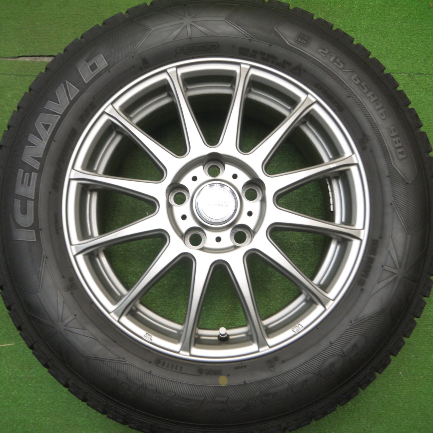 [送料無料] バリ溝！キレイ！9.5分以上★スタッドレス 215/65R16 グッドイヤー アイスナビ7 ravrion LUMIERE ラブリオン 16インチ PCD114.3/5H★5011503Hス