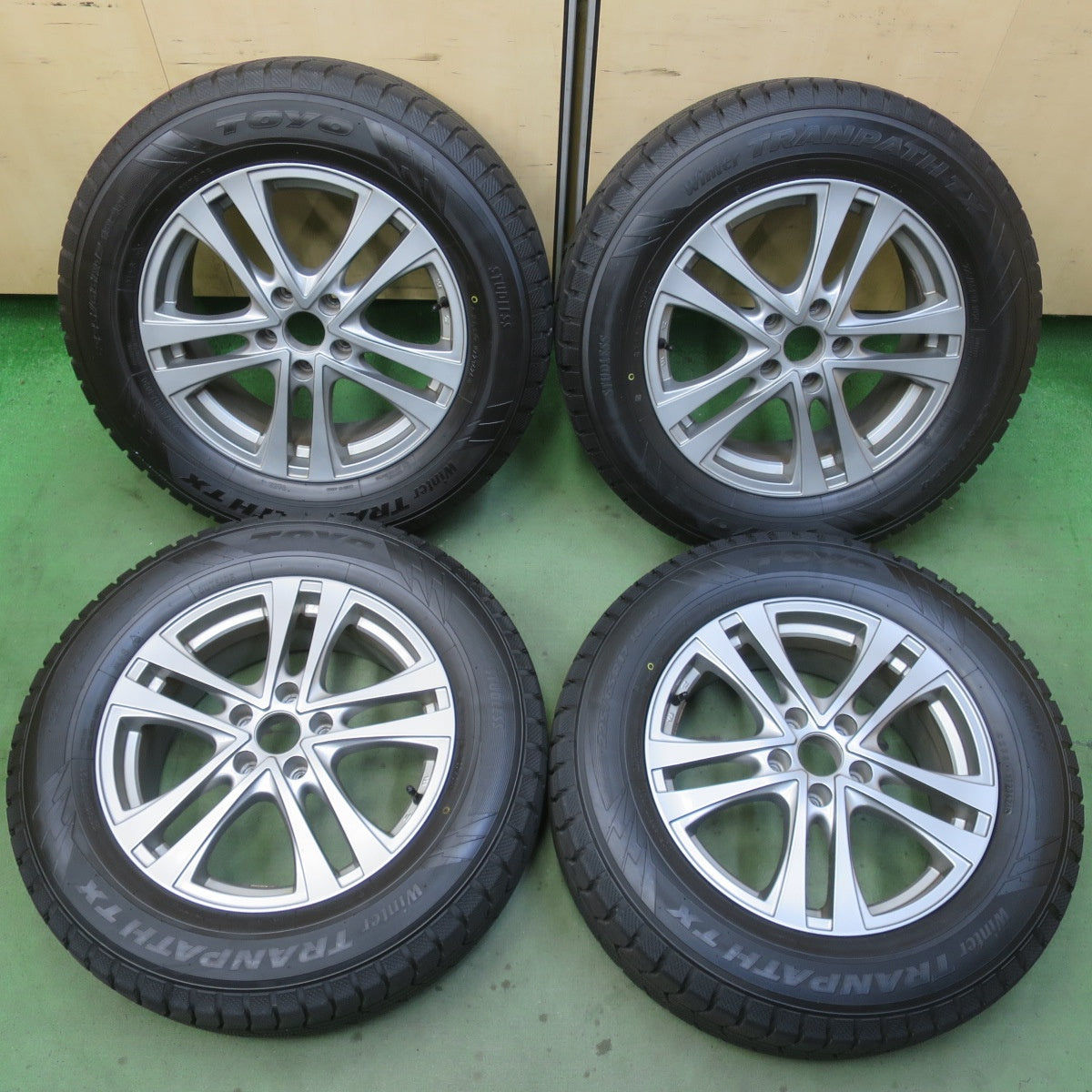 バリ溝！24年！9.5分以上◎スタッドレス 225/65R17 トーヨー ウインター トランパス TX 社外 アルミ 17インチ PCD114.3/5H◎6090907イス