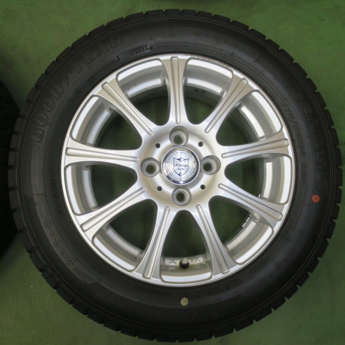 バリ溝！24年！キレイ！9.5分◎スタッドレス 175/65R14 グッドイヤー アイスナビ7 JOKER ジョーカー 14インチ PCD100/4H◎6072206イス