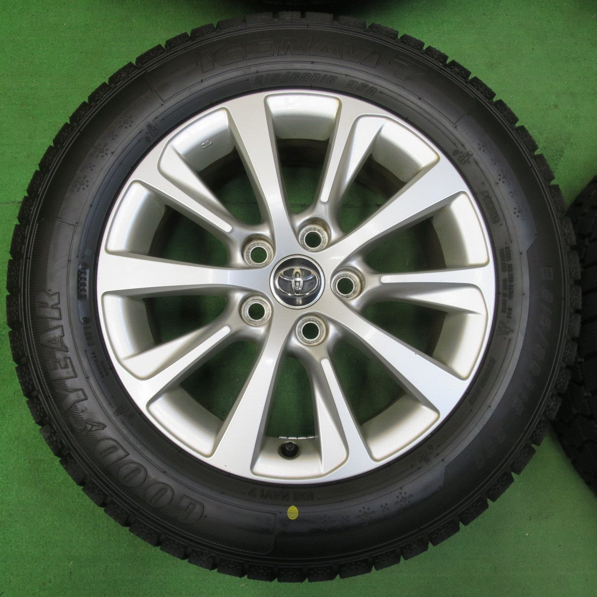 [送料無料] タイヤほぼ未使用！23年！キレイ★トヨタ 130系 マークX 純正 215/60R16 スタッドレス グッドイヤー アイスナビ7 PCD114.3/5H★4093007イス