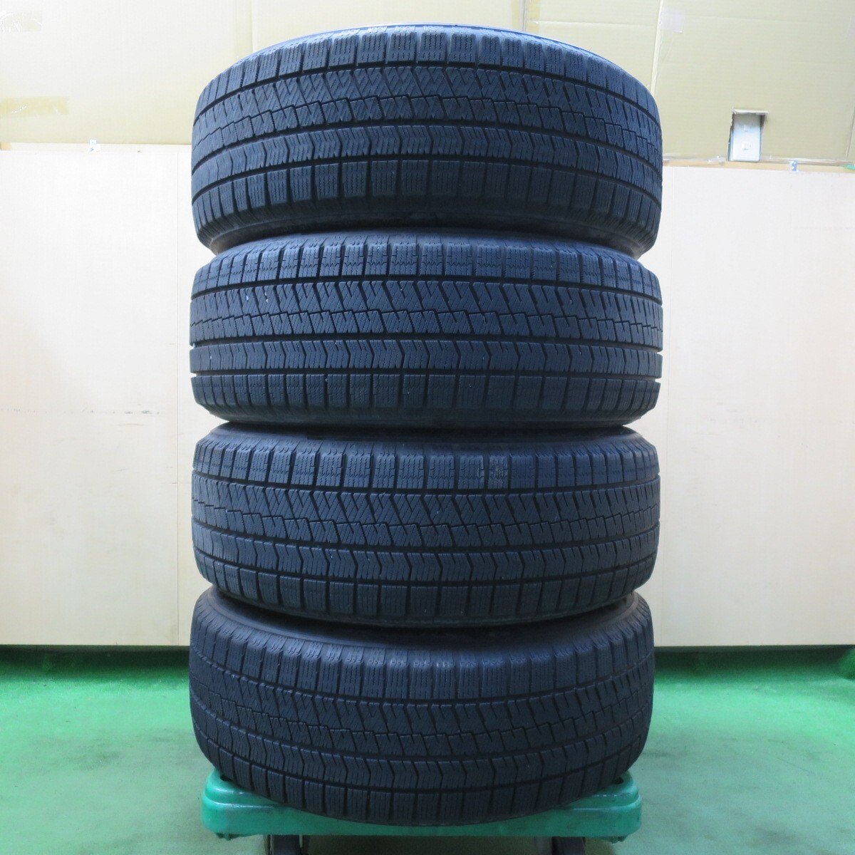 バリ溝！キレイ！9.5分★スタッドレス 225/60R17 ブリヂストン ブリザック VRX2 ECO FORME エコフォルム 17インチ PCD114.3/5H★5032406イス