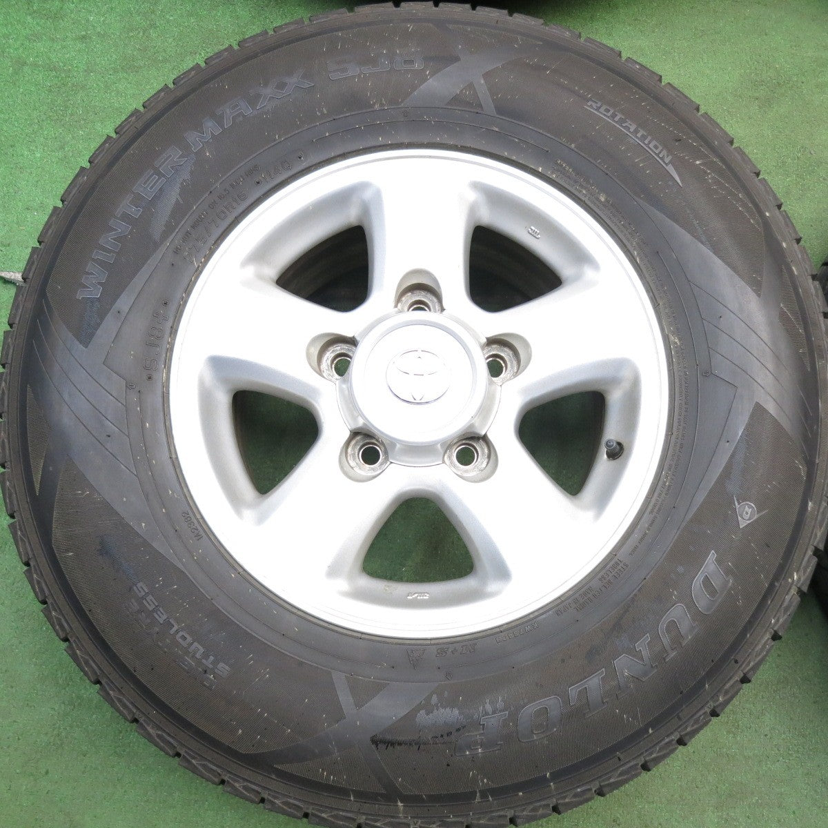 バリ溝！8.5分★トヨタ ランクル 100 純正 275/70R16 スタッドレス ダンロップ ウインターマックス SJ8 SJ8+ 16インチ PCD150/5H★6053109HAス