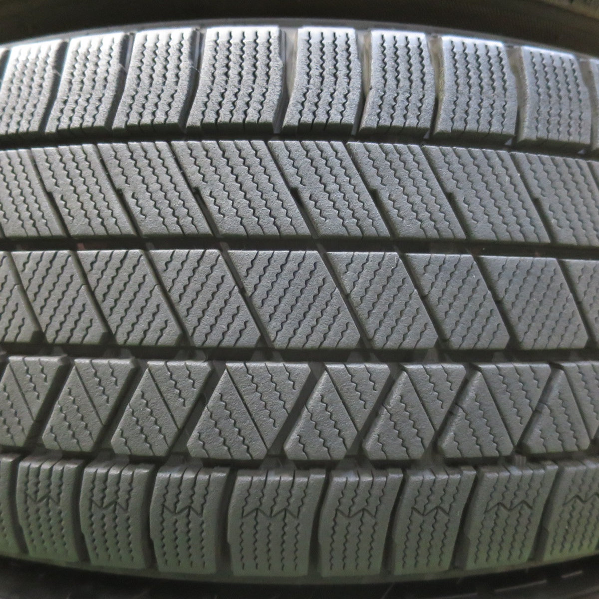 バリ溝！22年！キレイ！9.5分★スタッドレス 225/60R17 ブリヂストン ブリザック VRX3 ECO FORME エコフォルム 17インチ PCD114.3/5H★5060502イス