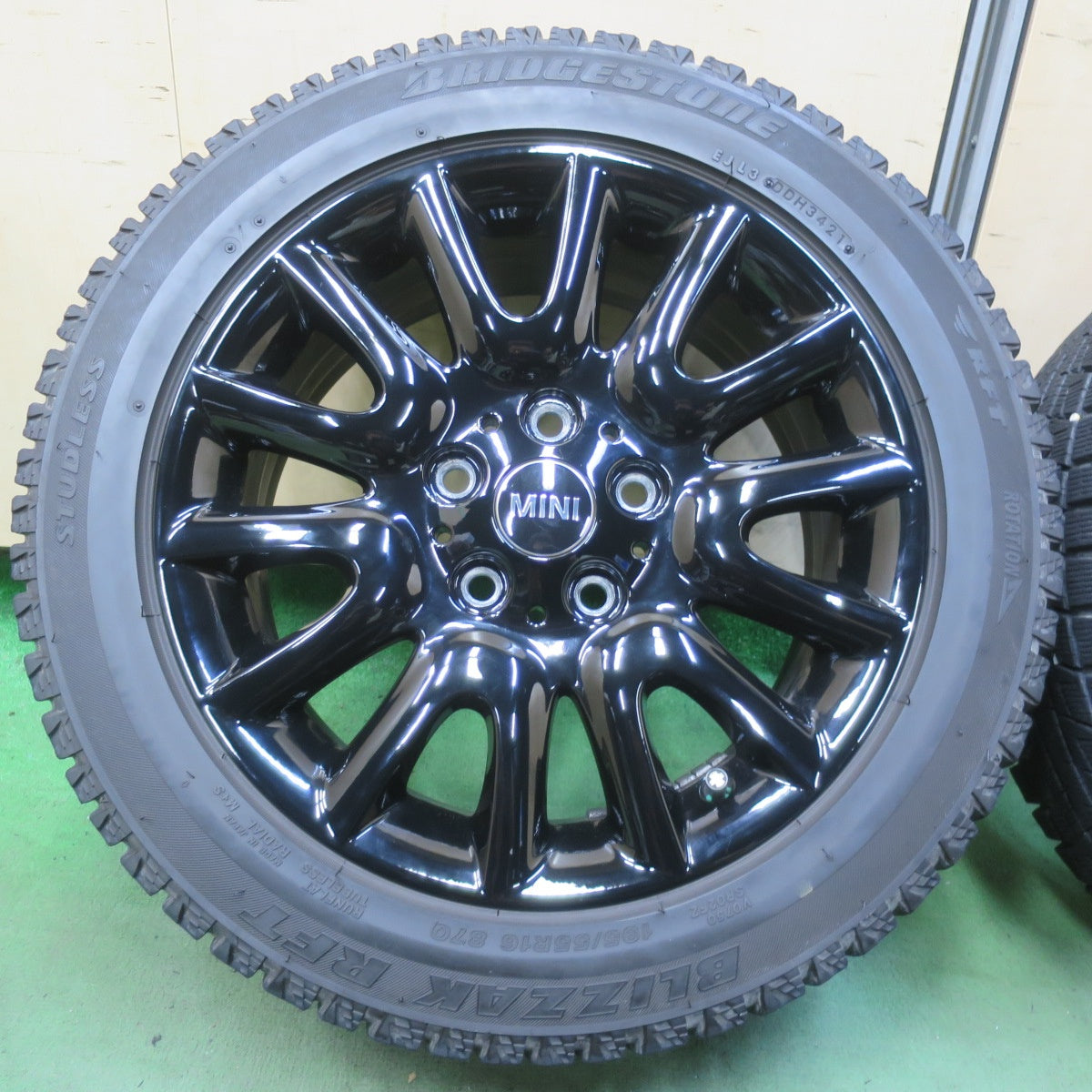 バリ溝！キレイ！9.5分◎MINI ミニ F55 F56 F57 純正 ビクトリースポーク 495 195/55R16 スタッドレス ブリヂストン ブリザック RFT 16インチ PCD112/5H◎6062608イス