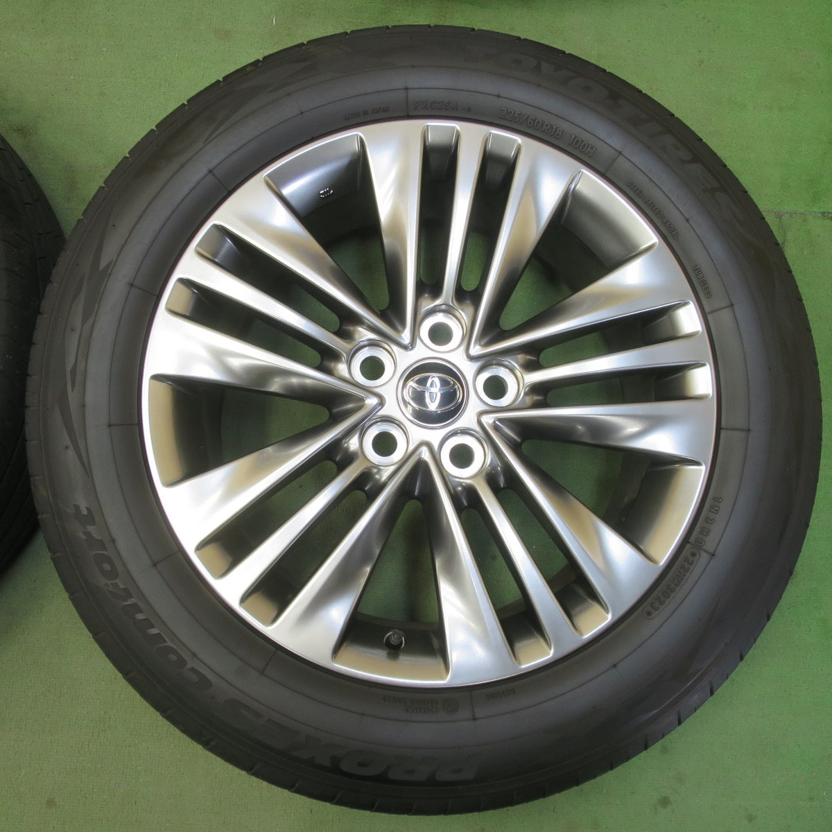バリ溝！23年！美品！9.5分★トヨタ 40系 アルファード ヴェルファイア 純正 225/60R18 トーヨー プロクセス Comfort コンフォート 18インチ PCD120/5H★6041802イノ